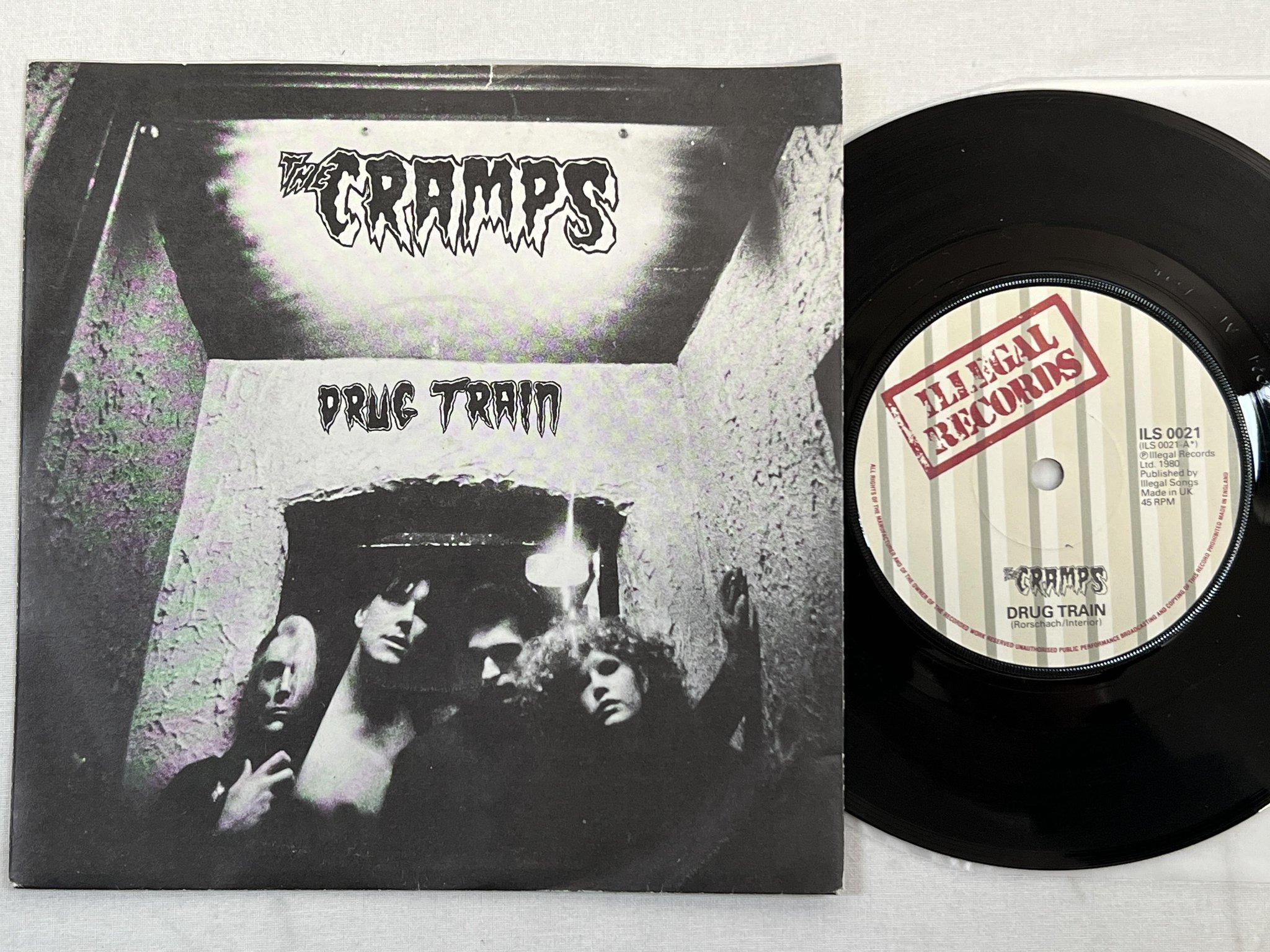 Omslagsbild för skivan THE CRAMPS drug train 7" -80 UK ILLEGAL ILS 0021