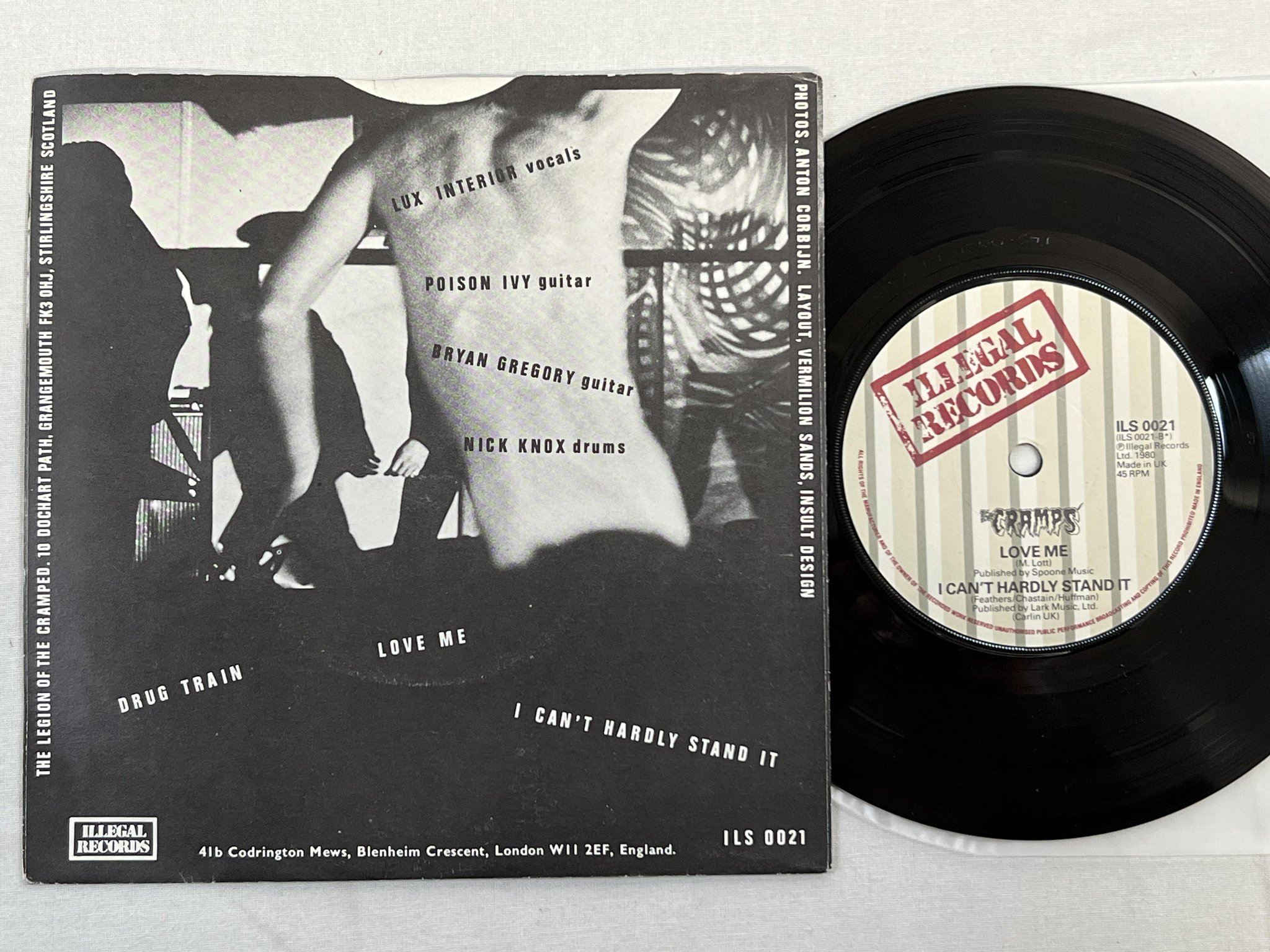 Omslagsbild för skivan THE CRAMPS drug train 7" -80 UK ILLEGAL ILS 0021