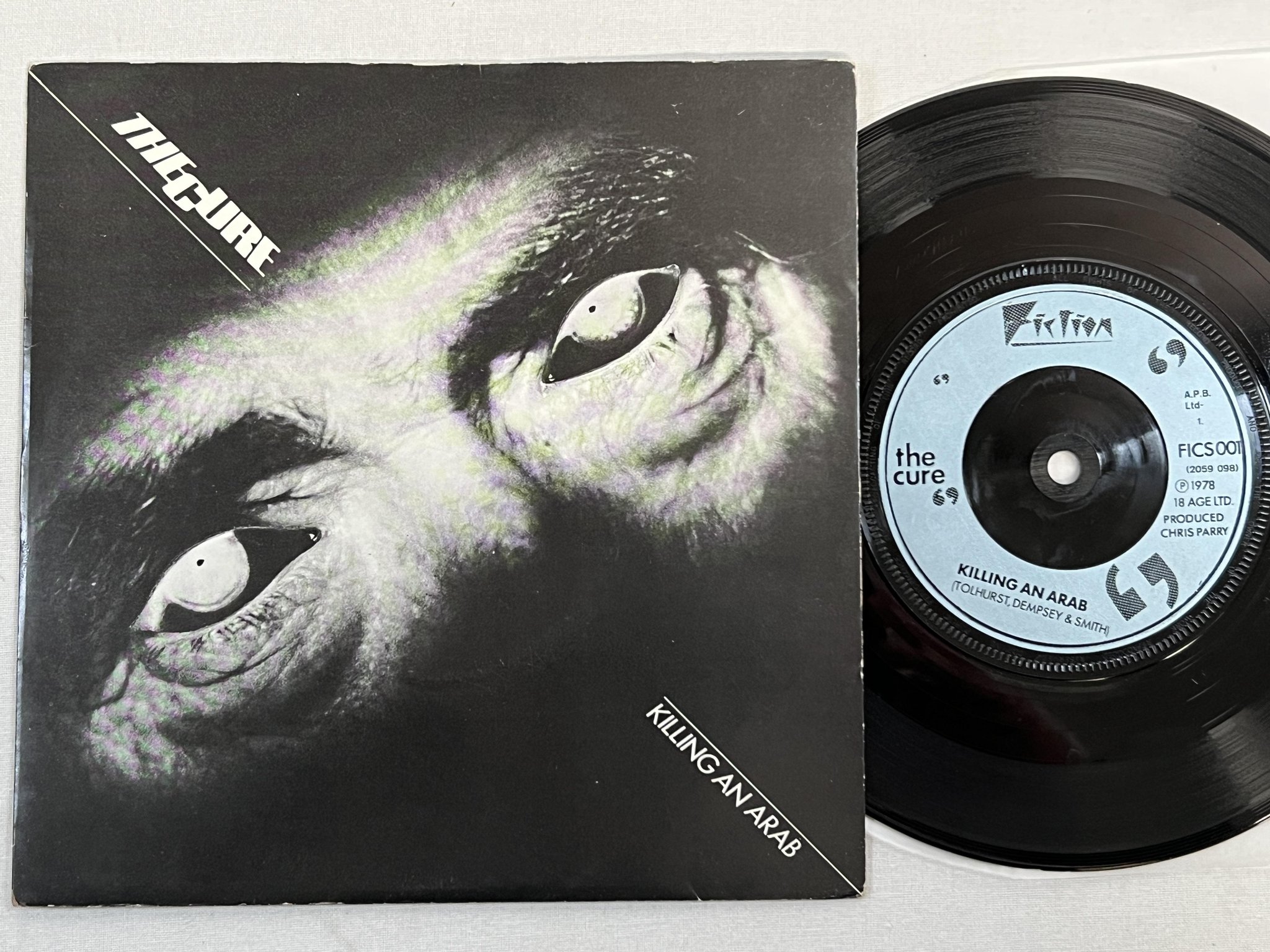 Omslagsbild för skivan THE CURE killing an arab 7" -78 UK FICTION FICS 001