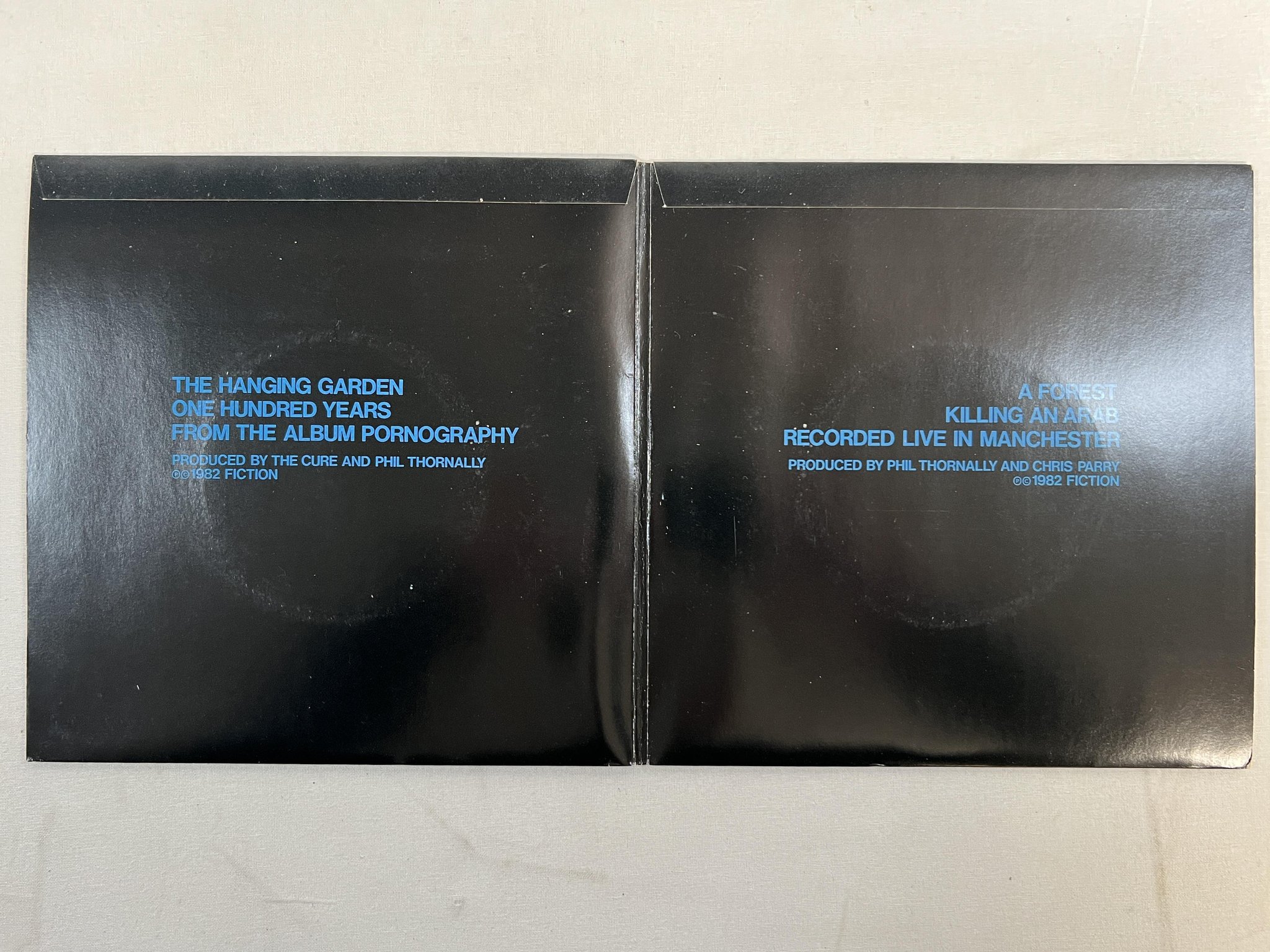 Omslagsbild för skivan THE CURE A Single 2x7" -82 UK FICTION FICG 15
