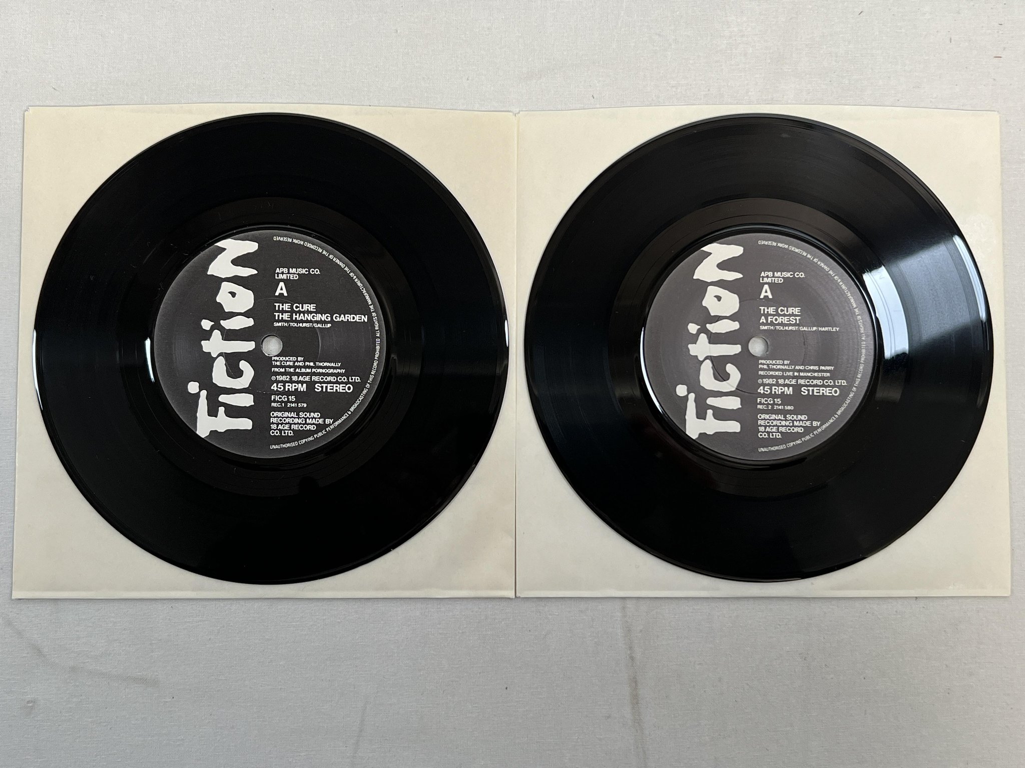 Omslagsbild för skivan THE CURE A Single 2x7" -82 UK FICTION FICG 15