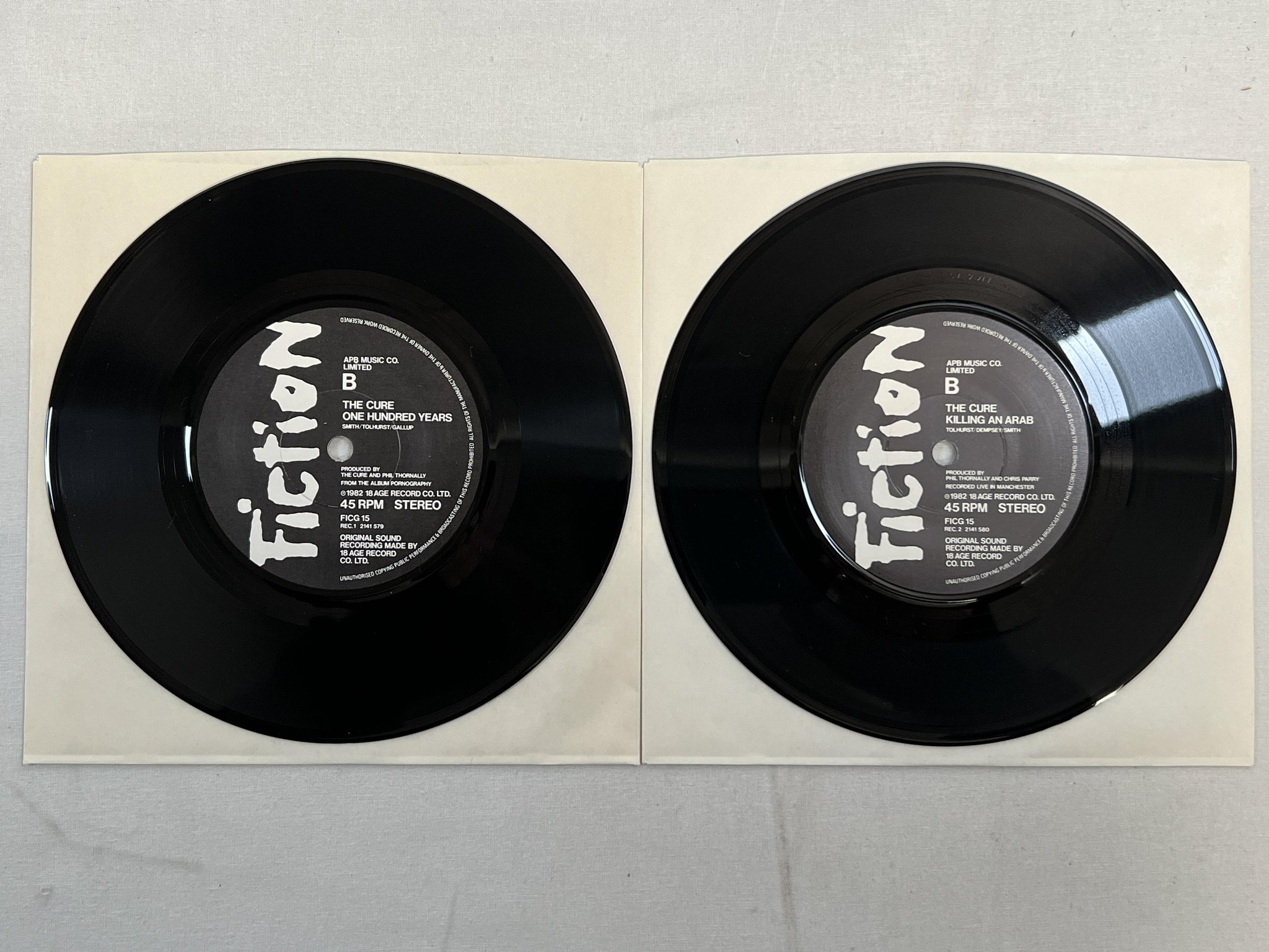 Omslagsbild för skivan THE CURE A Single 2x7" -82 UK FICTION FICG 15