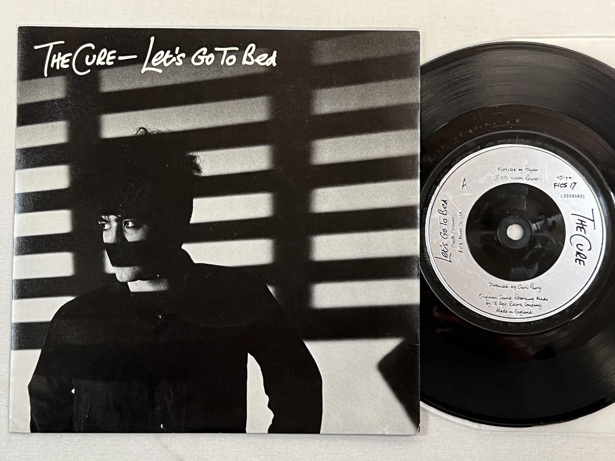 Omslagsbild för skivan THE CURE Let's Go To Bed 7" -82 UK FICTION FICS 17