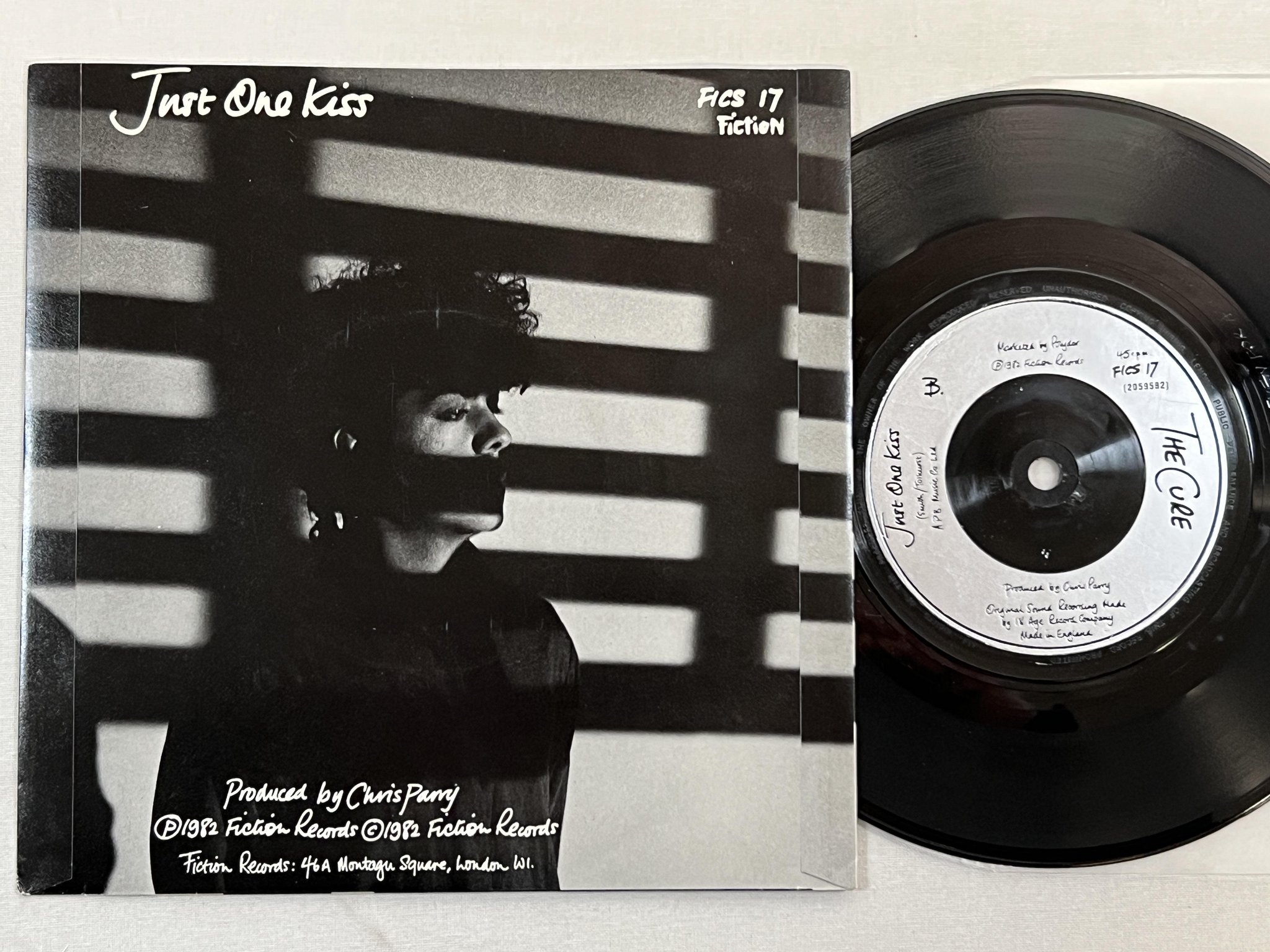 Omslagsbild för skivan THE CURE Let's Go To Bed 7" -82 UK FICTION FICS 17