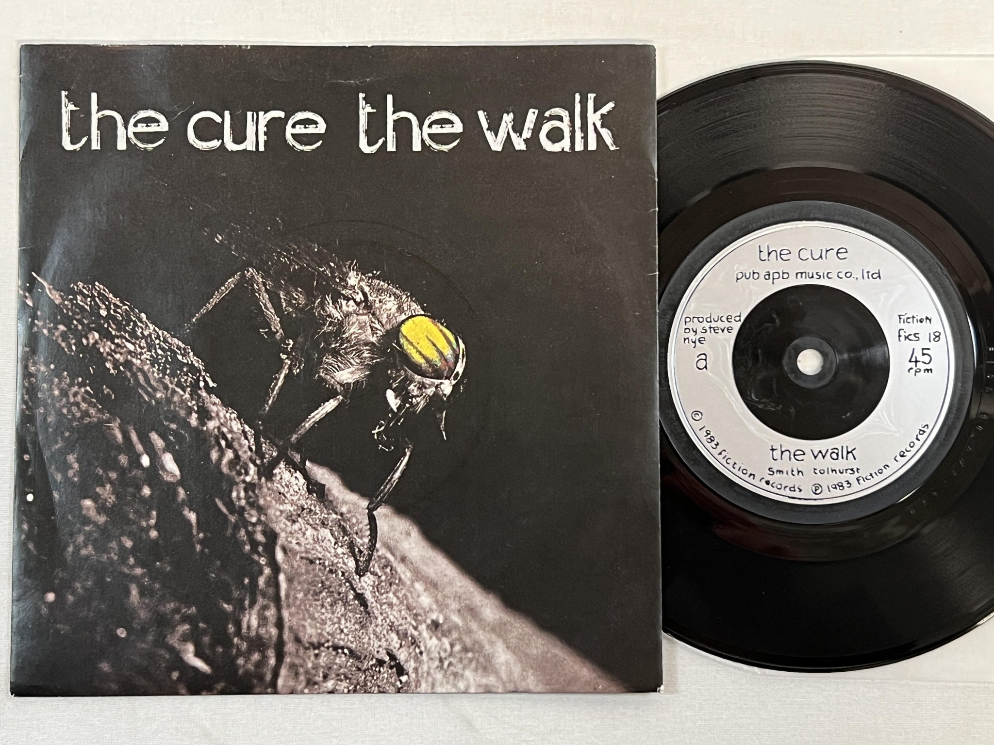 Omslagsbild för skivan THE CURE the walk 7" -83 UK FICTION FICS 18