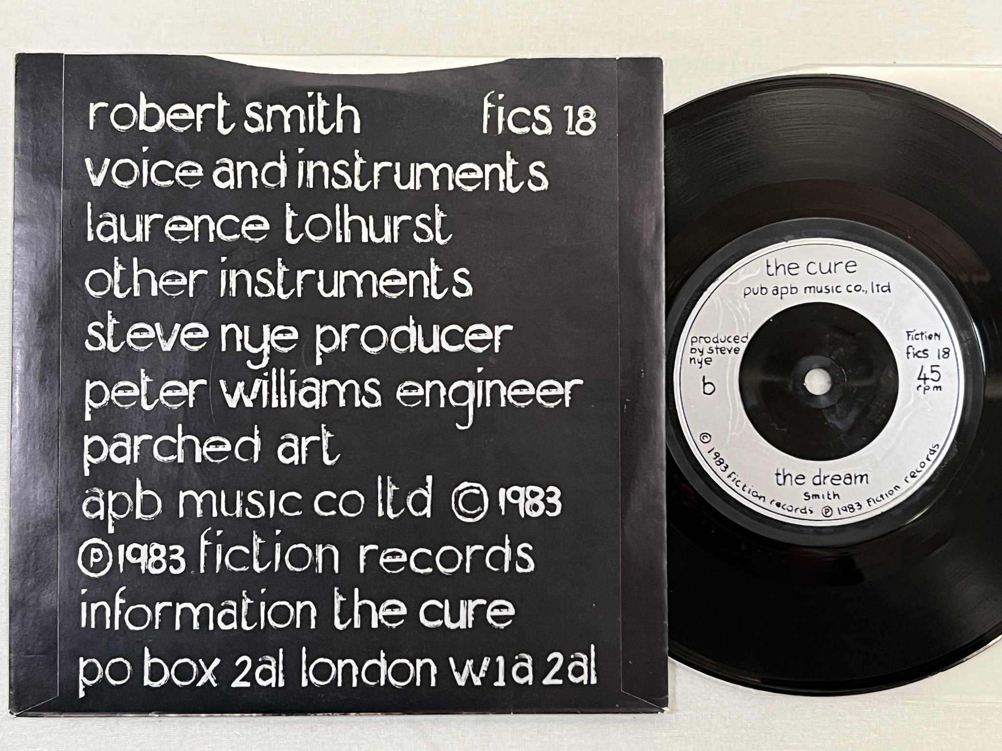 Omslagsbild för skivan THE CURE the walk 7" -83 UK FICTION FICS 18