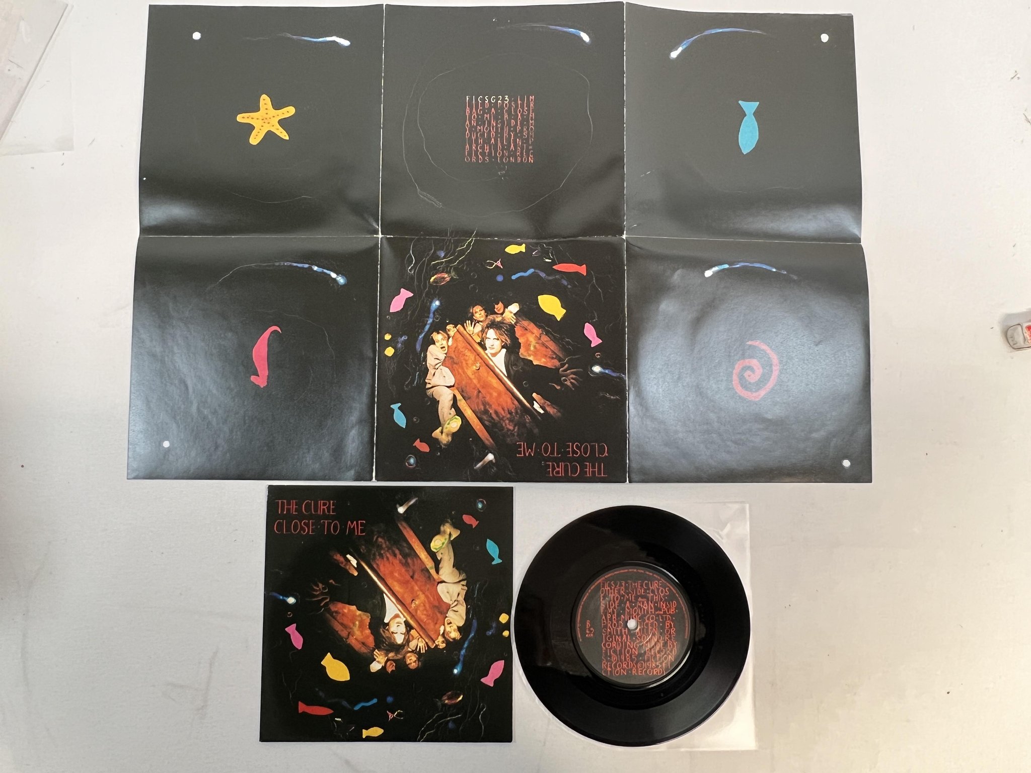 Omslagsbild för skivan THE CURE Close To Me 7" -85 UK FICTION FICSG 23 ** Poster Bag **