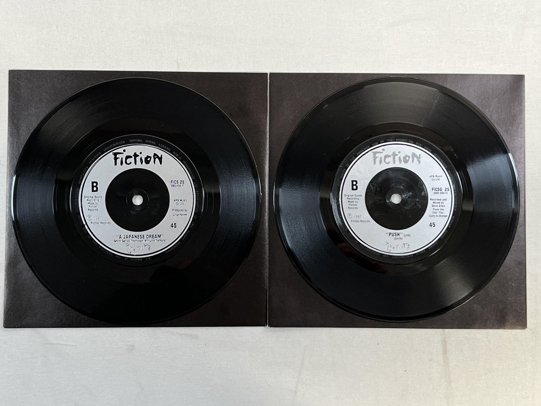 Omslagsbild för skivan THE CURE Why Can't I Be You? 2x7" -87 UK FICTION FICS G 25 #07657