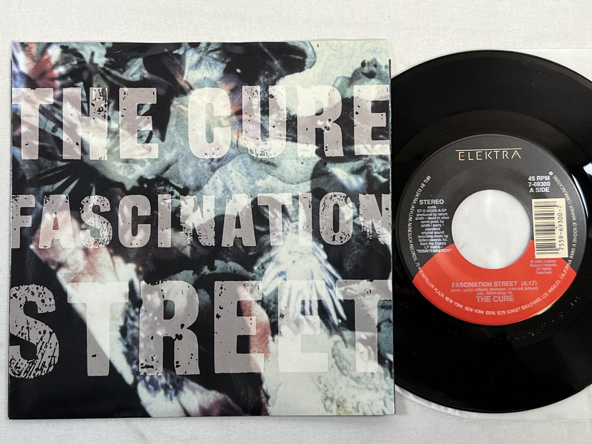 Omslagsbild för skivan THE CURE Fascination Street 7" -89 US ELEKTRA 7-69300