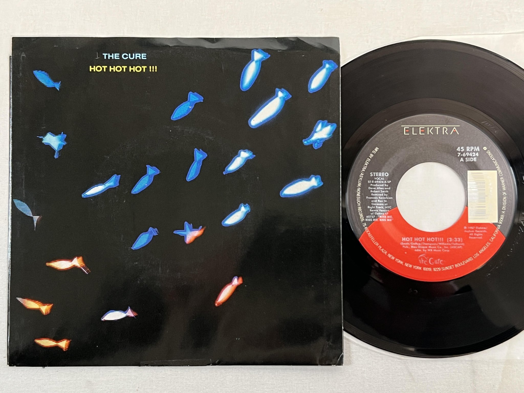 Omslagsbild för skivan THE CURE Hot Hot Hot!!! 7" -88 US ELEKTRA 7-69424