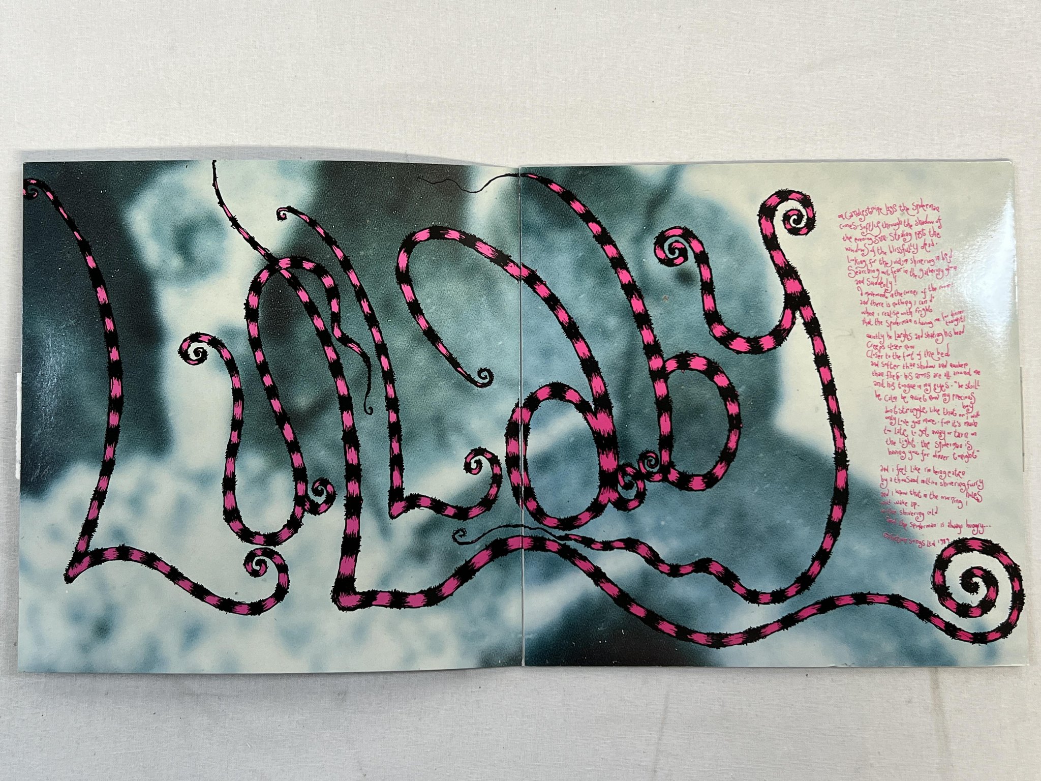 Omslagsbild för skivan THE CURE Lullaby 7" -89 UK FICTION FICSG 29 Ltd #2907