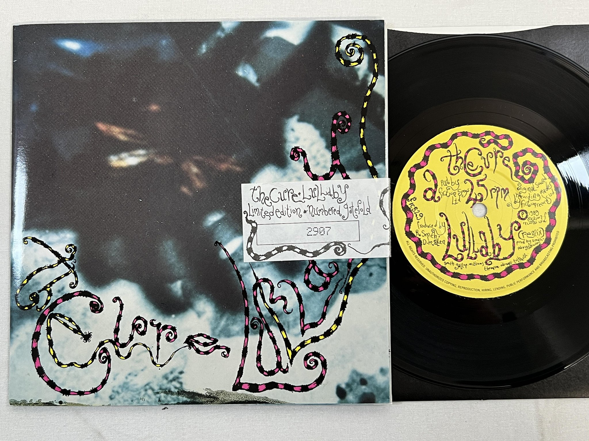 Omslagsbild för skivan THE CURE Lullaby 7" -89 UK FICTION FICSG 29 Ltd #2907