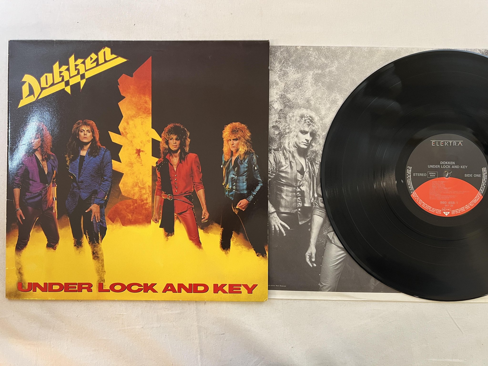 Omslagsbild för skivan DOKKEN under lock and key LP -85 Ger ELEKTRA 960458-1