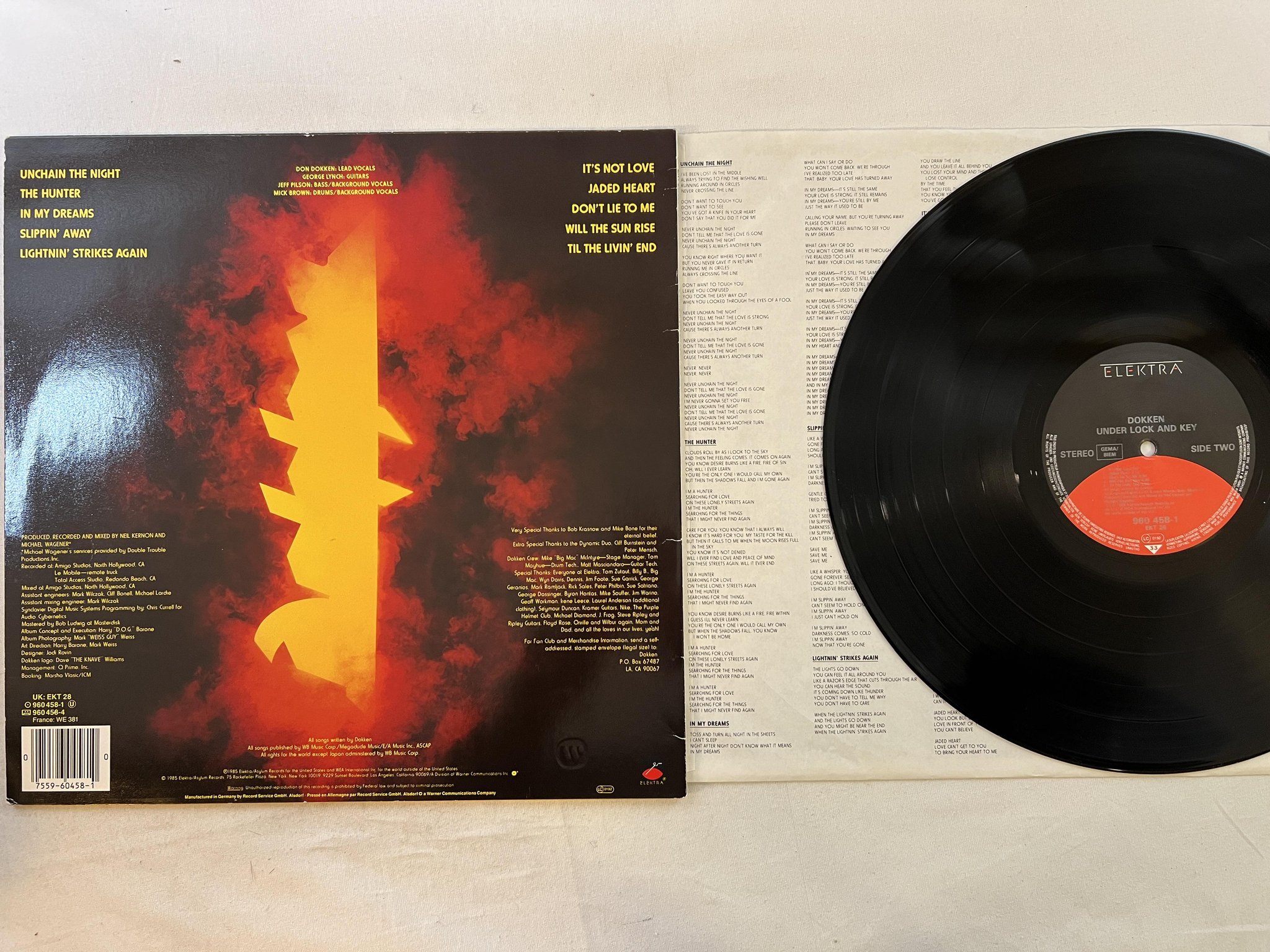 Omslagsbild för skivan DOKKEN under lock and key LP -85 Ger ELEKTRA 960458-1