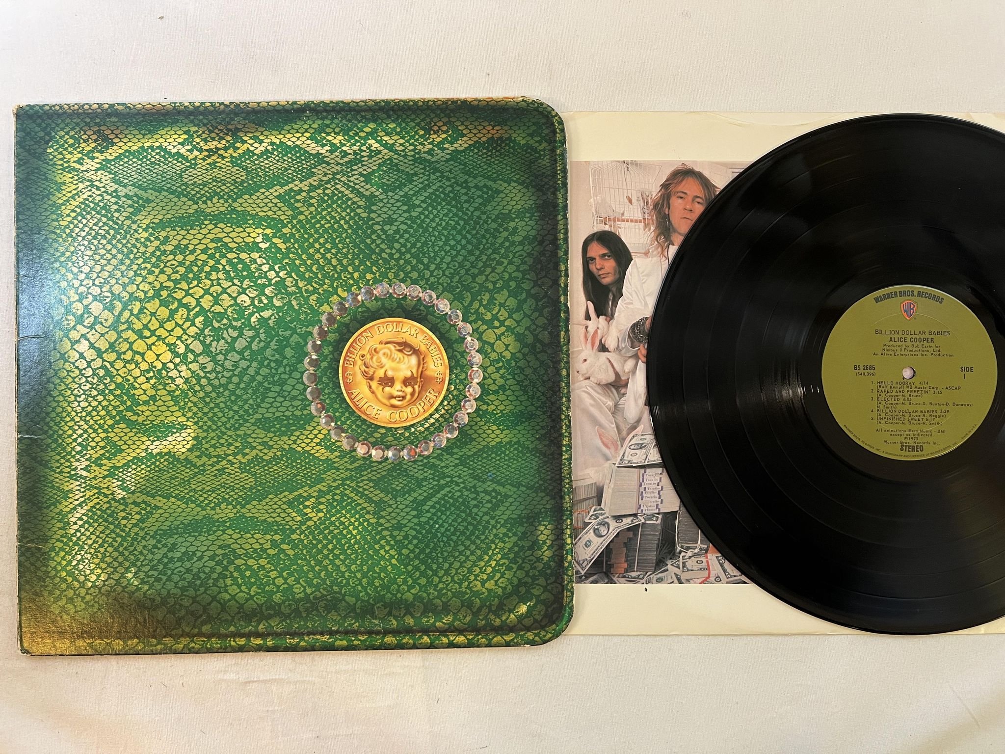 Omslagsbild för skivan ALICE COOPER billion dollar babies LP -73 US WARNER BS 2685