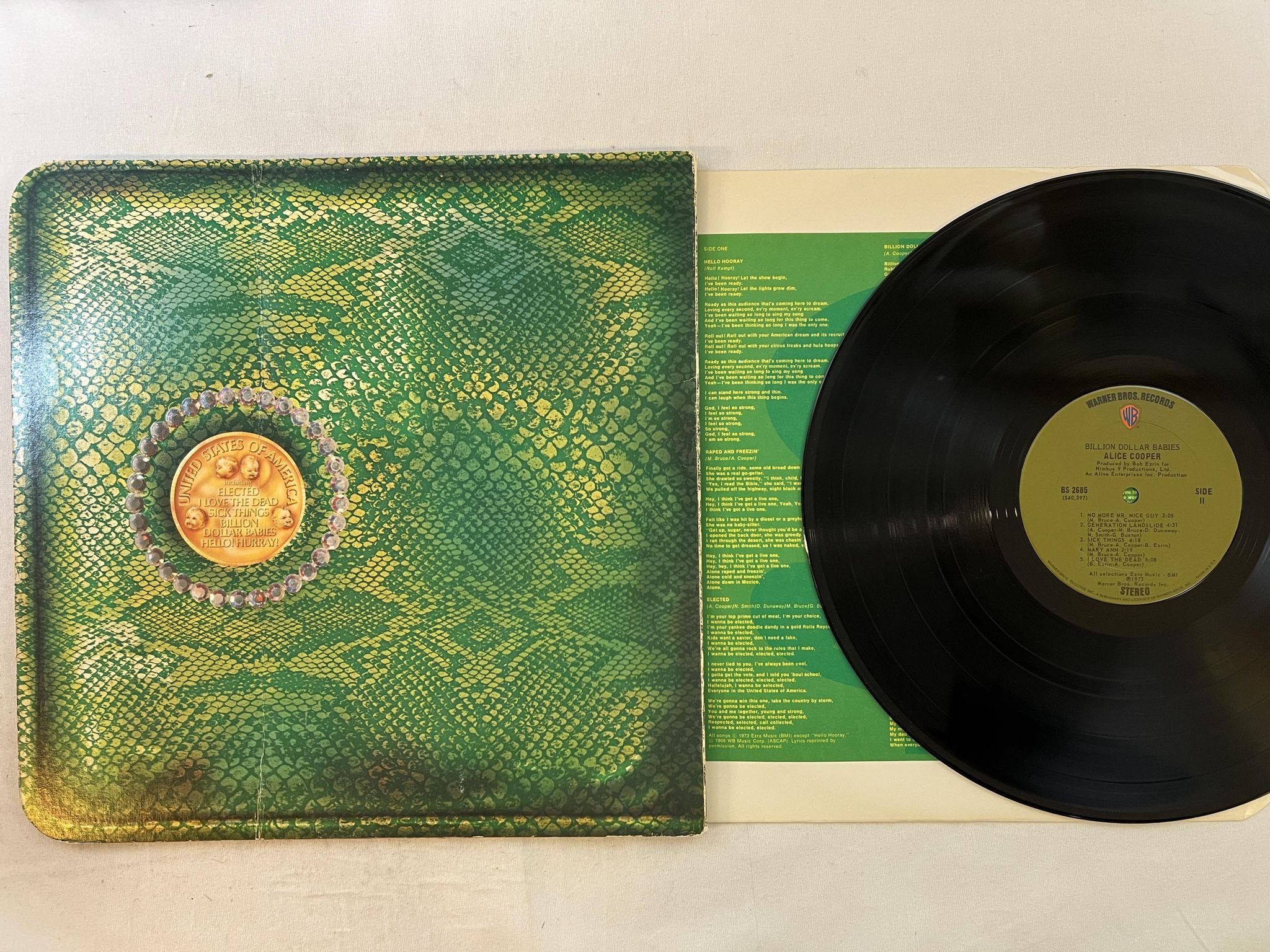 Omslagsbild för skivan ALICE COOPER billion dollar babies LP -73 US WARNER BS 2685