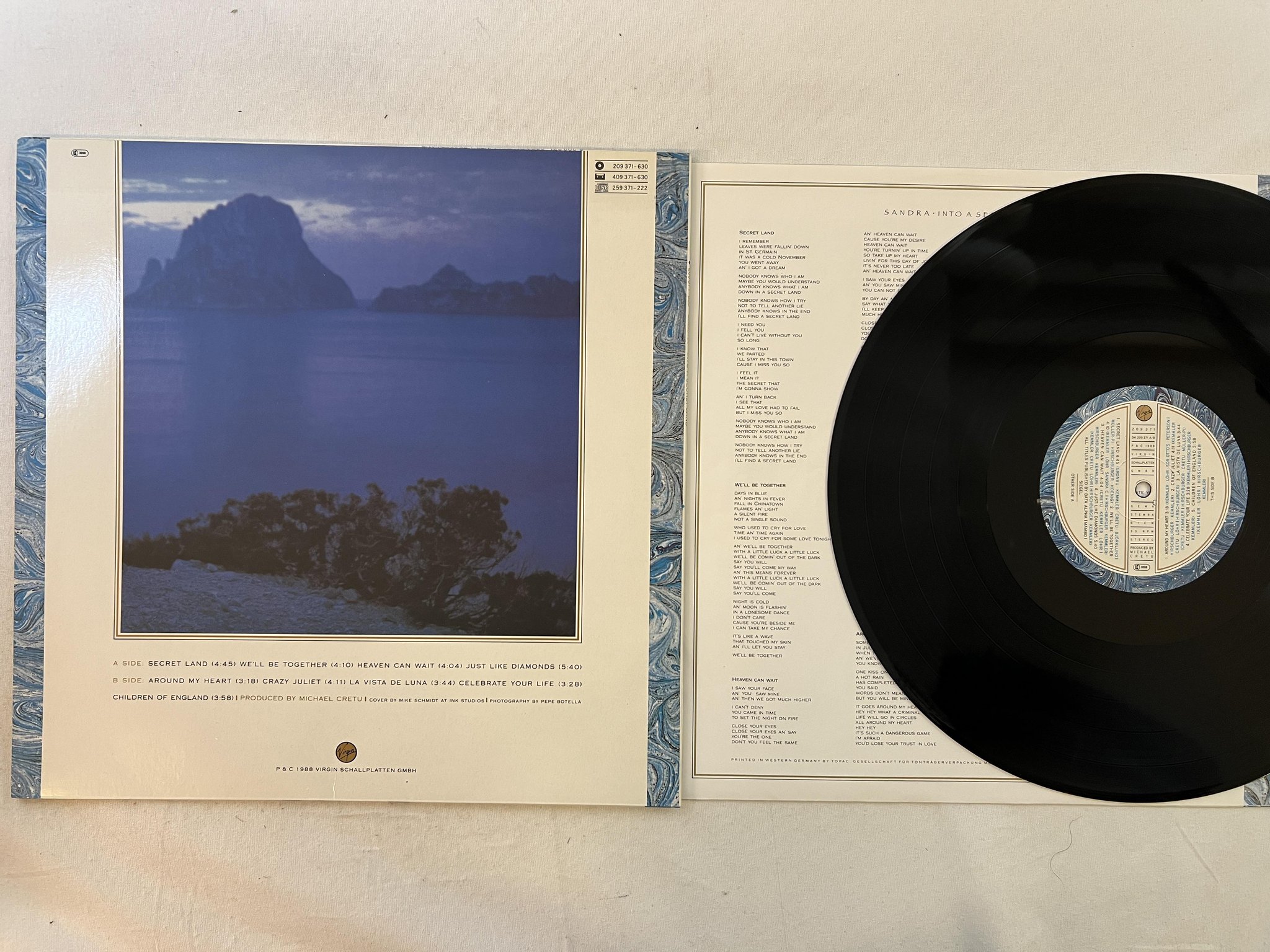 Omslagsbild för skivan SANDRA Into A Secret Land LP -88 VIRGIN 209 371-630