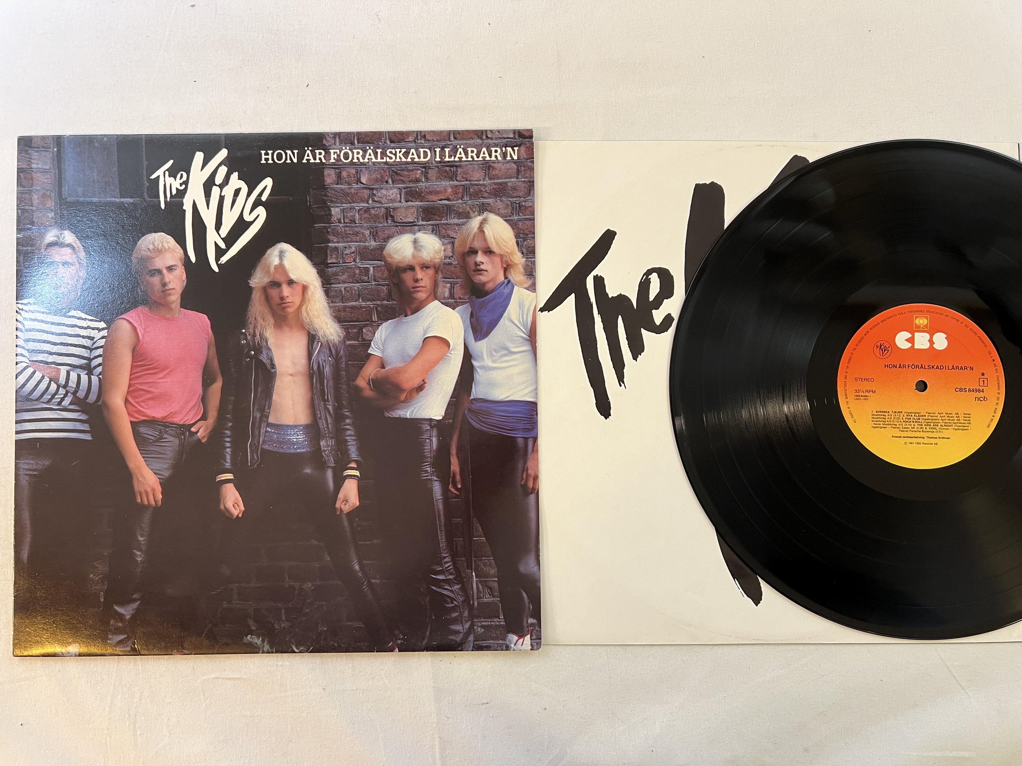 Omslagsbild för skivan KIDS hon är förälskad i lärar'n LP -81 CBS 84984