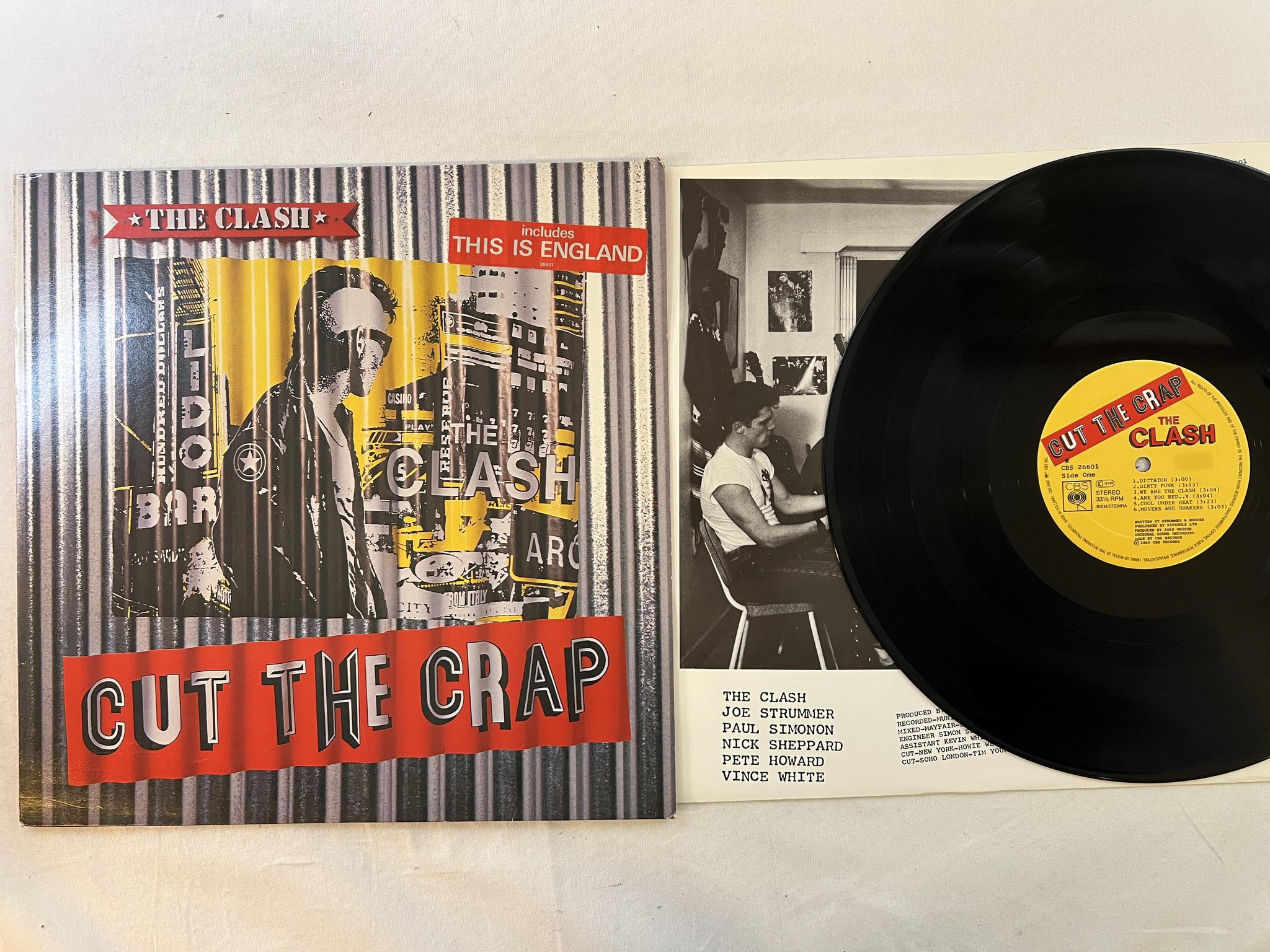 Omslagsbild för skivan THE CLASH cut the crap LP Hol CBS 26601