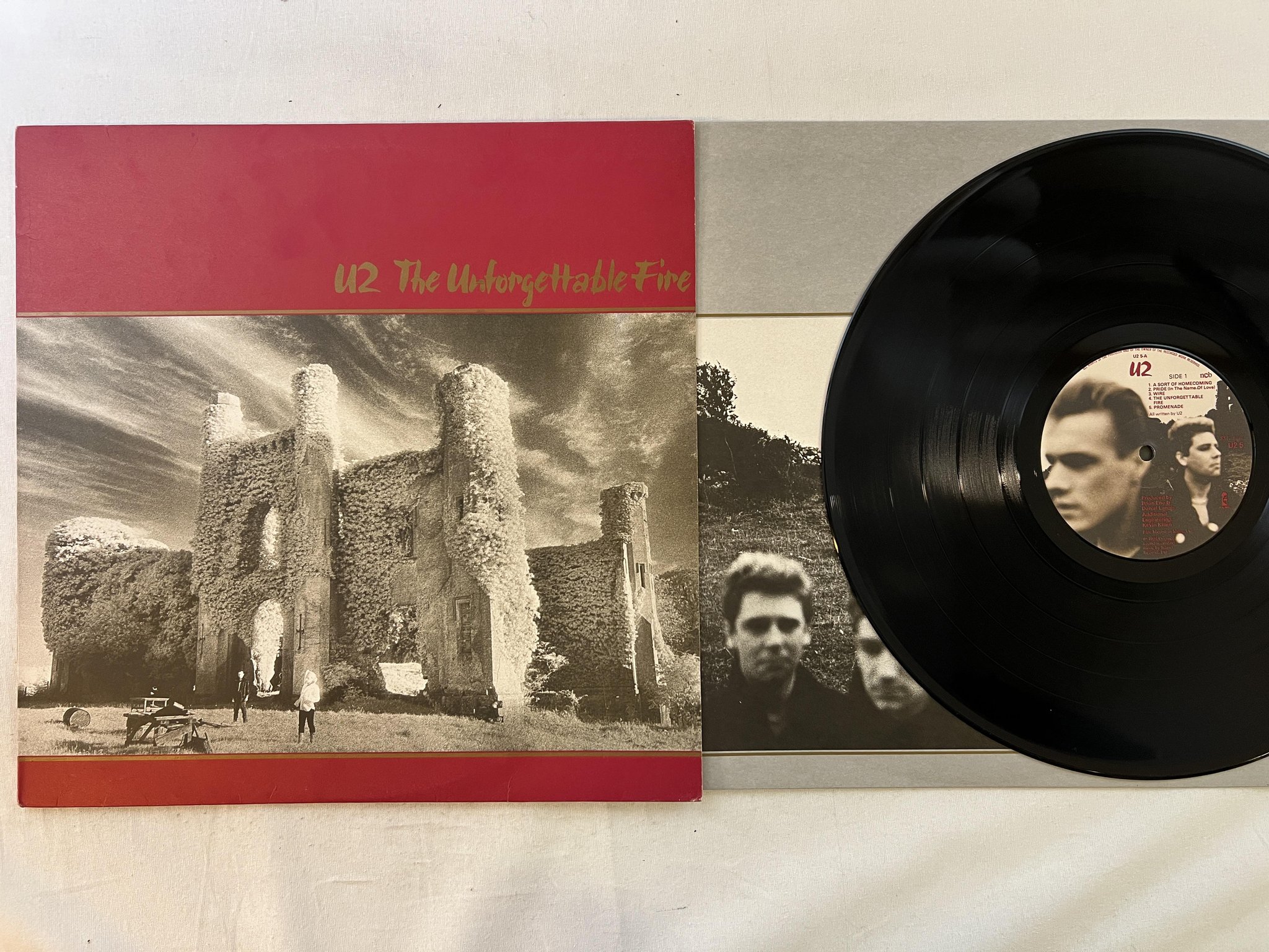 Omslagsbild för skivan U2 the unforgettable fire LP -84 ncb ISLAND U2 5