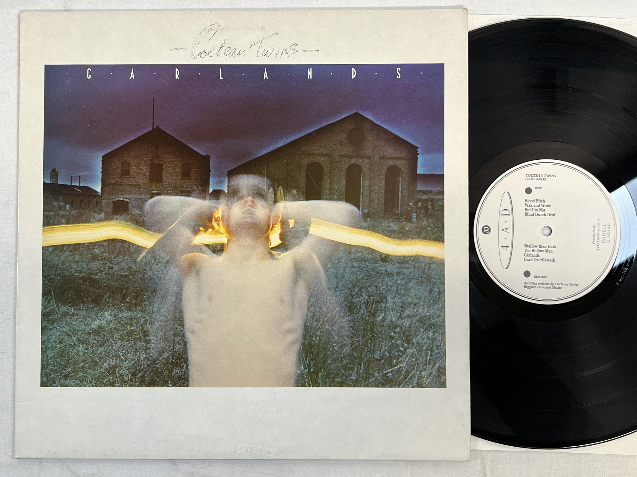 Omslagsbild för skivan COCTEAU TWINS garlands LP -82 4AD CAD 211 ** post-punk **