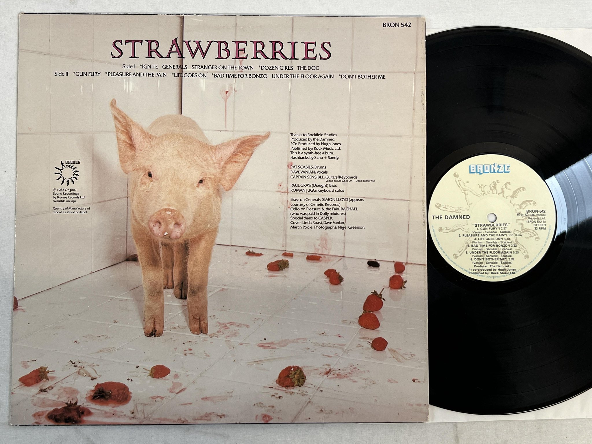 Omslagsbild för skivan THE DAMNED strawberries LP -82 UK BRONZE BRON 542