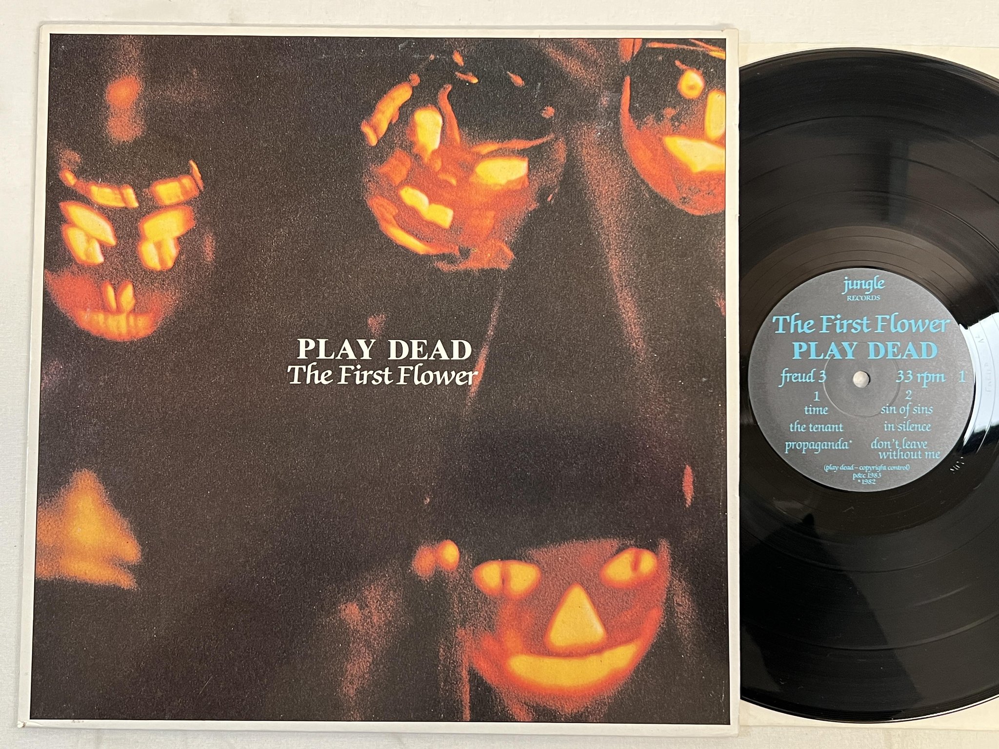 Omslagsbild för skivan PLAY DEAD the first flower LP -82 UK JUNGLE FREUD 3
