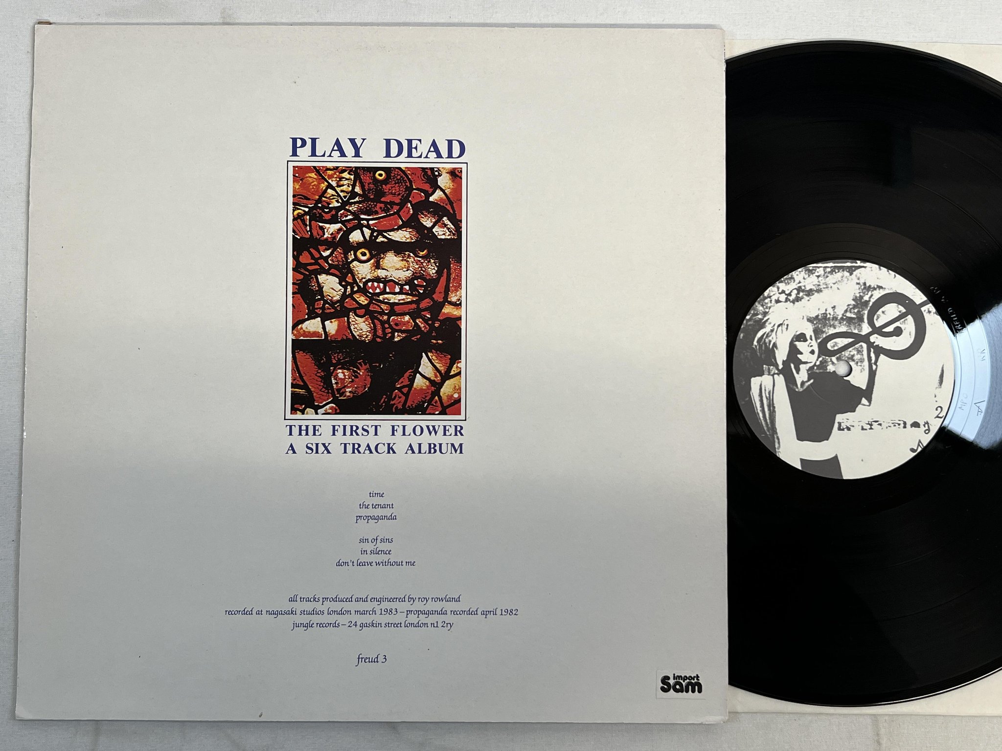 Omslagsbild för skivan PLAY DEAD the first flower LP -82 UK JUNGLE FREUD 3