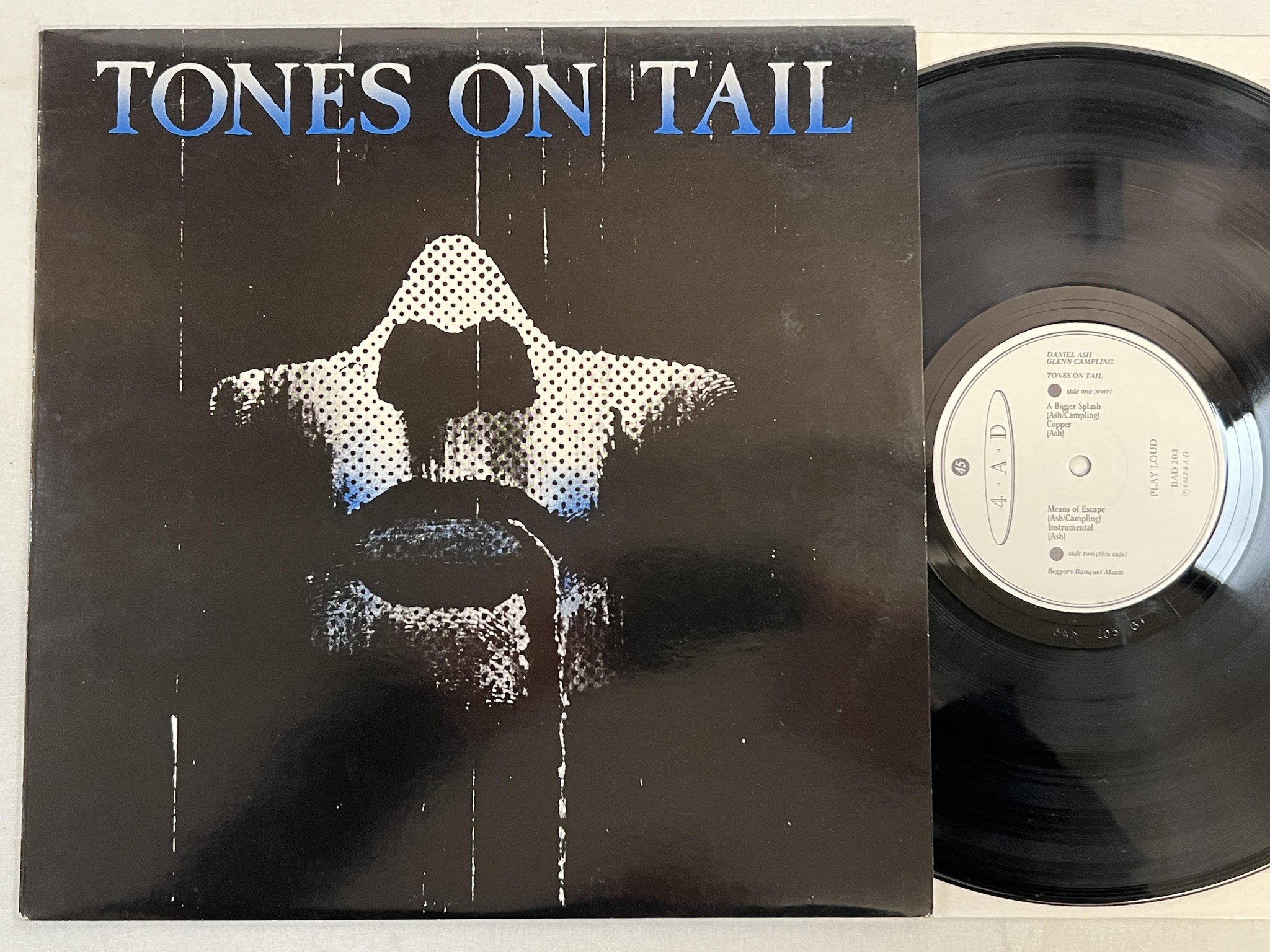 Omslagsbild för skivan TONES ON TAIL s7t 12"ep -82 4AD BAD 203 ** leftfield **