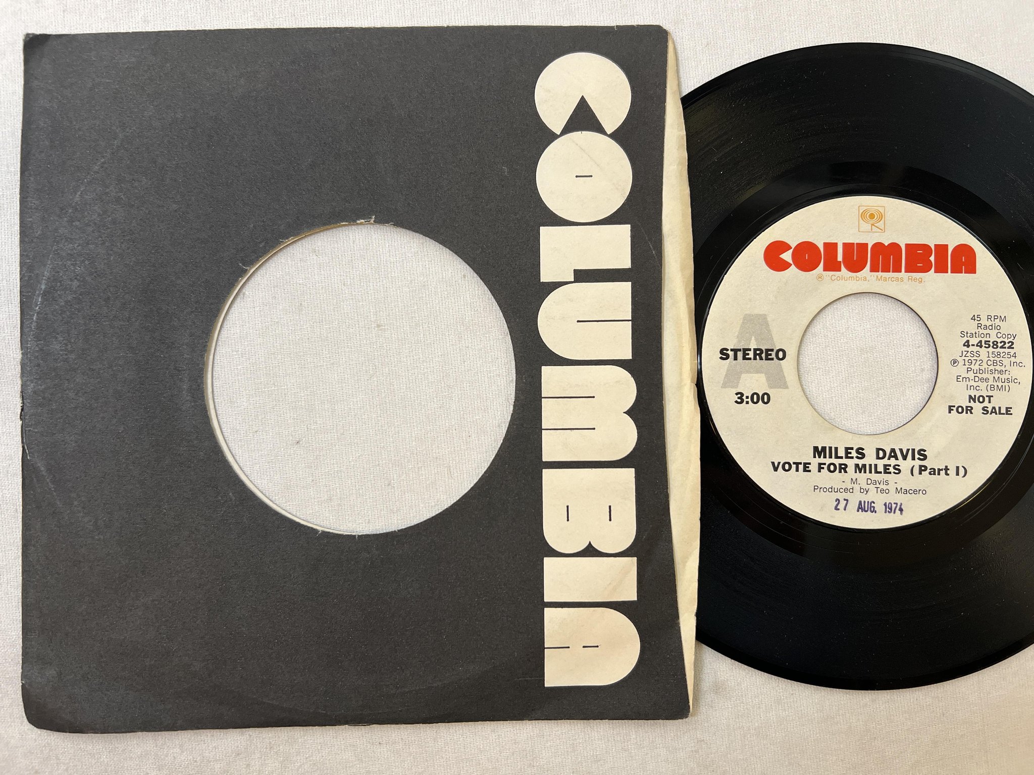 Omslagsbild för skivan MILES DAVIS vote for Miles 7"single -72 US COLUMBIA 4-45822 promo