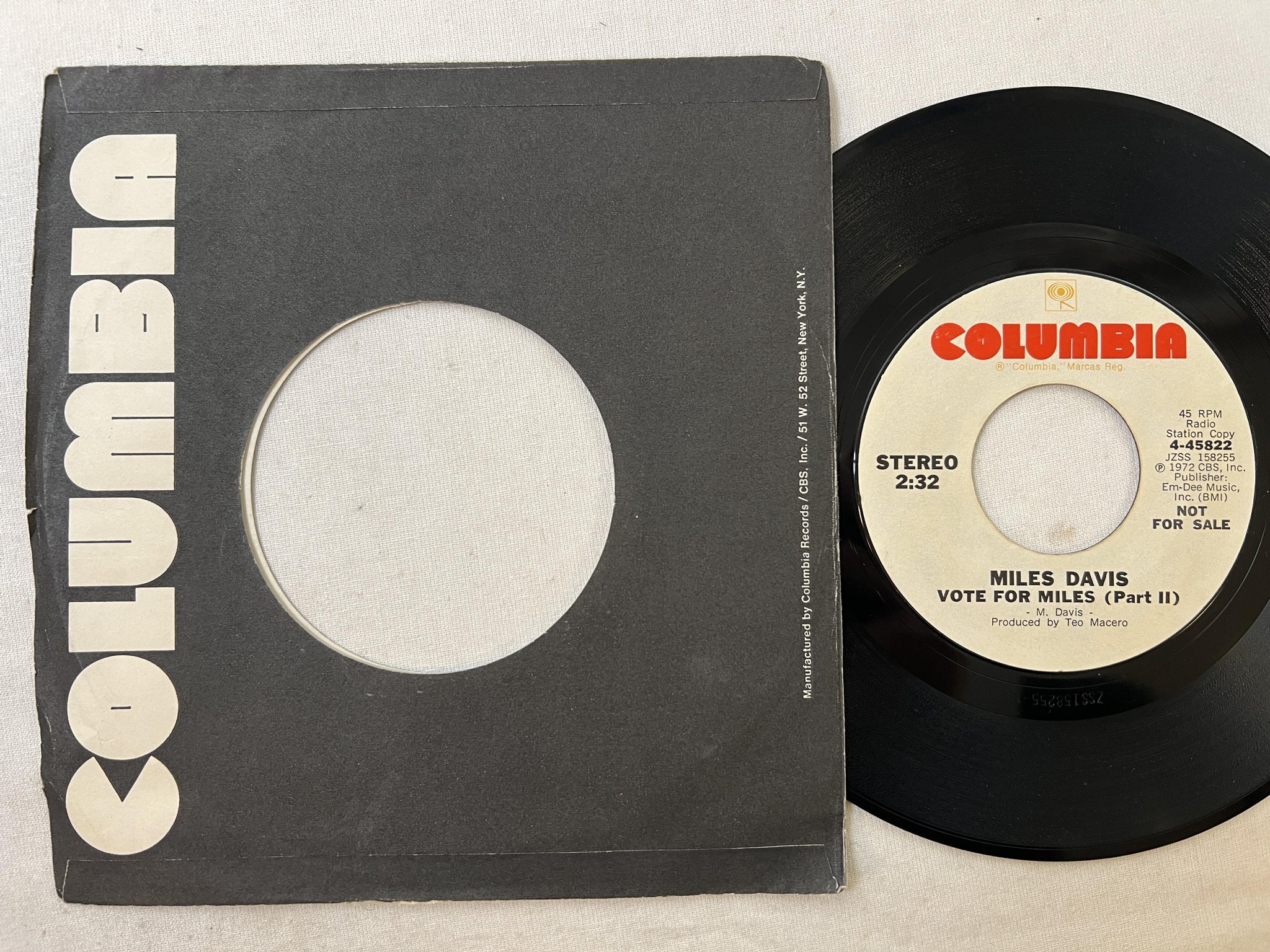 Omslagsbild för skivan MILES DAVIS vote for Miles 7"single -72 US COLUMBIA 4-45822 promo