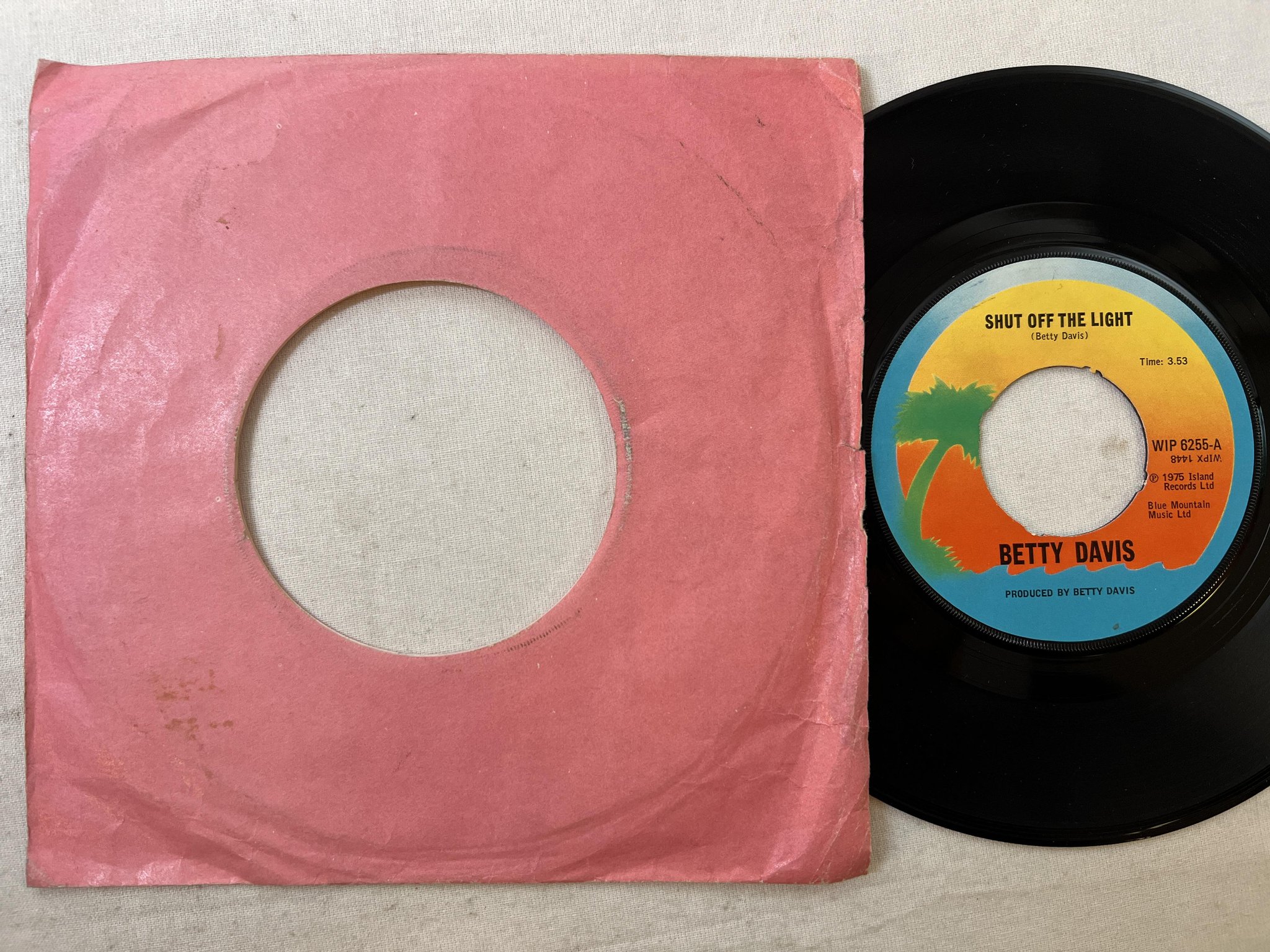Omslagsbild för skivan BETTY DAVIS shut off the light 7"single -75 UK ISLAND WIP 6255