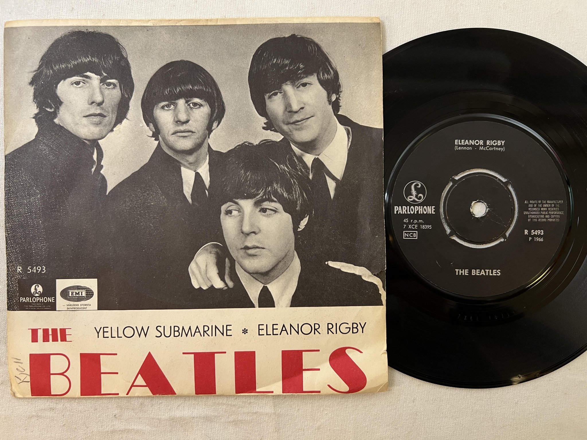 Omslagsbild för skivan THE BEATLES yellow submarine 7" -66 Swe PARLOPHONE R 5493 * all rights *