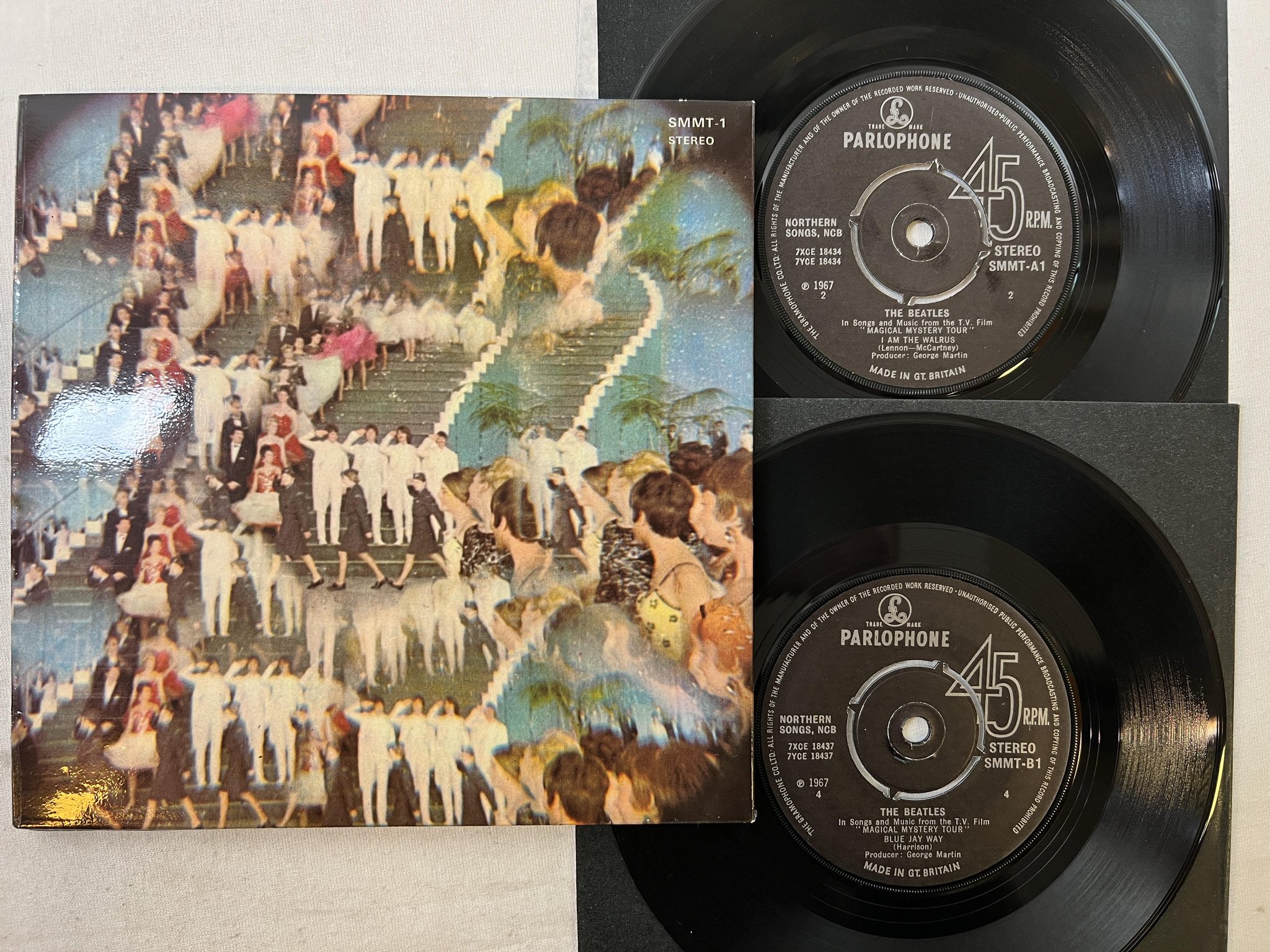 Omslagsbild för skivan THE BEATLES magical mystery tour 2x7" -67 UK PARLOPHONE SMMT-1
