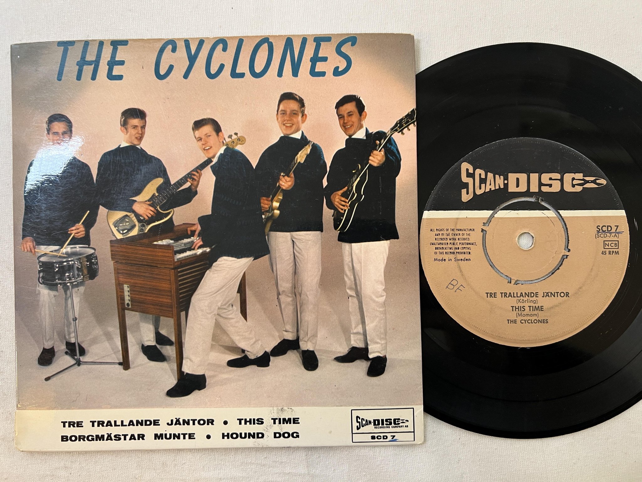 Omslagsbild för skivan THE CYCLONES tre trallande jäntor 7"single SCAN-DISC SCD 7