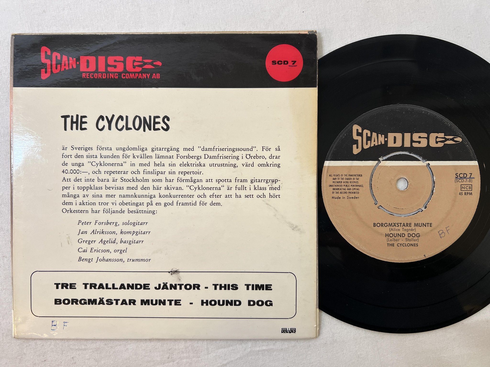 Omslagsbild för skivan THE CYCLONES tre trallande jäntor 7"single SCAN-DISC SCD 7