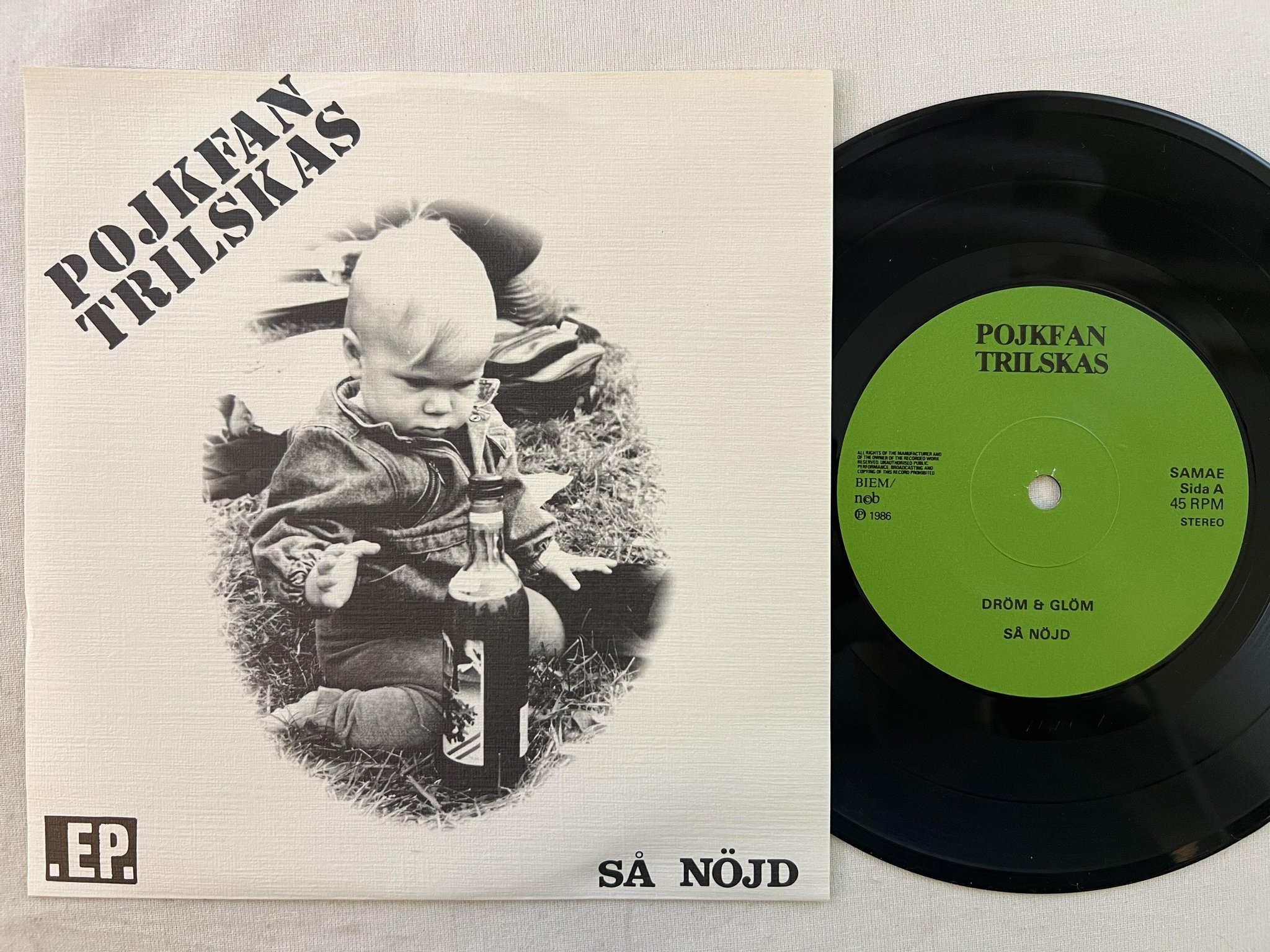 Omslagsbild för skivan POJKFAN TRILSKAS så nöjd 7"single -86 Swe STUDIO OTUKT SAMAE ** PUNK **