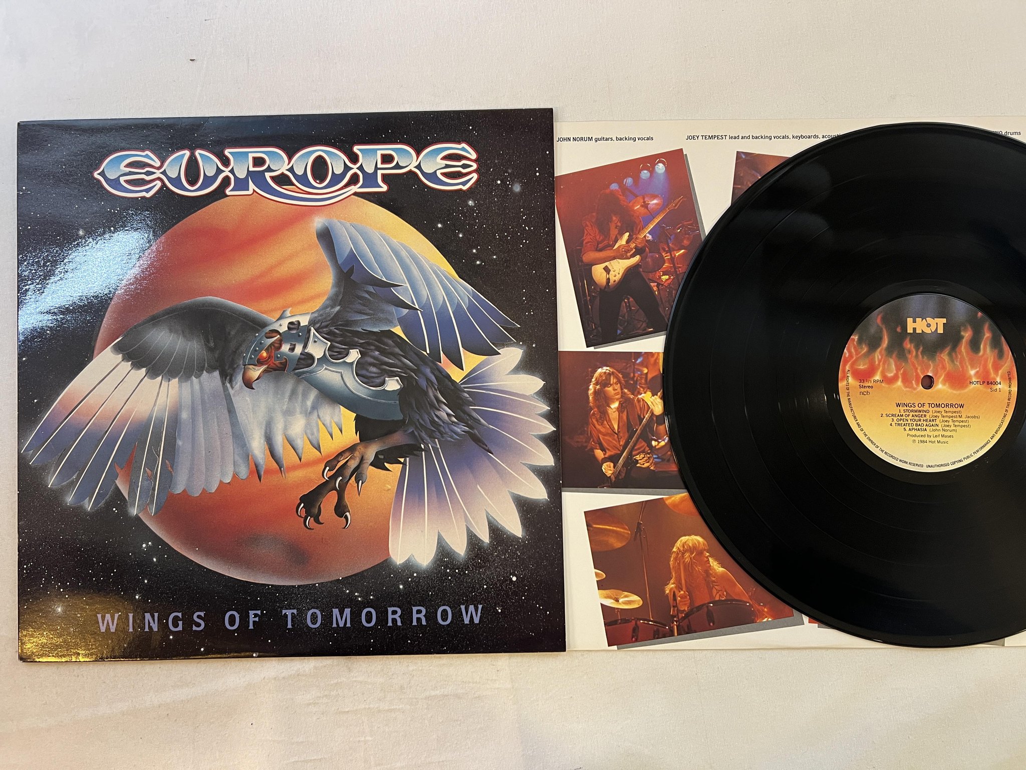 Omslagsbild för skivan EUROPE wings of tomorrow LP -84 Swe HOTLP 84004