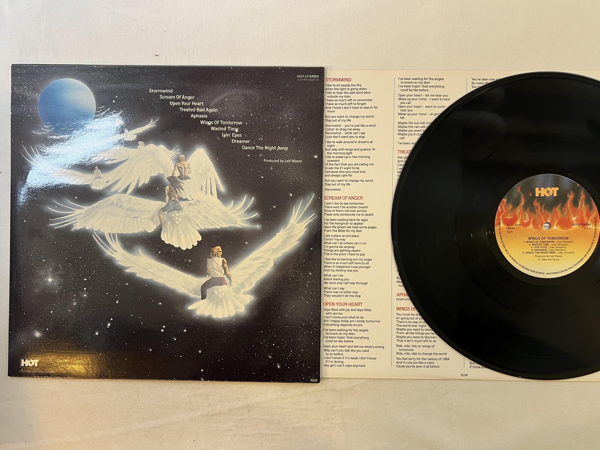 Omslagsbild för skivan EUROPE wings of tomorrow LP -84 Swe HOTLP 84004