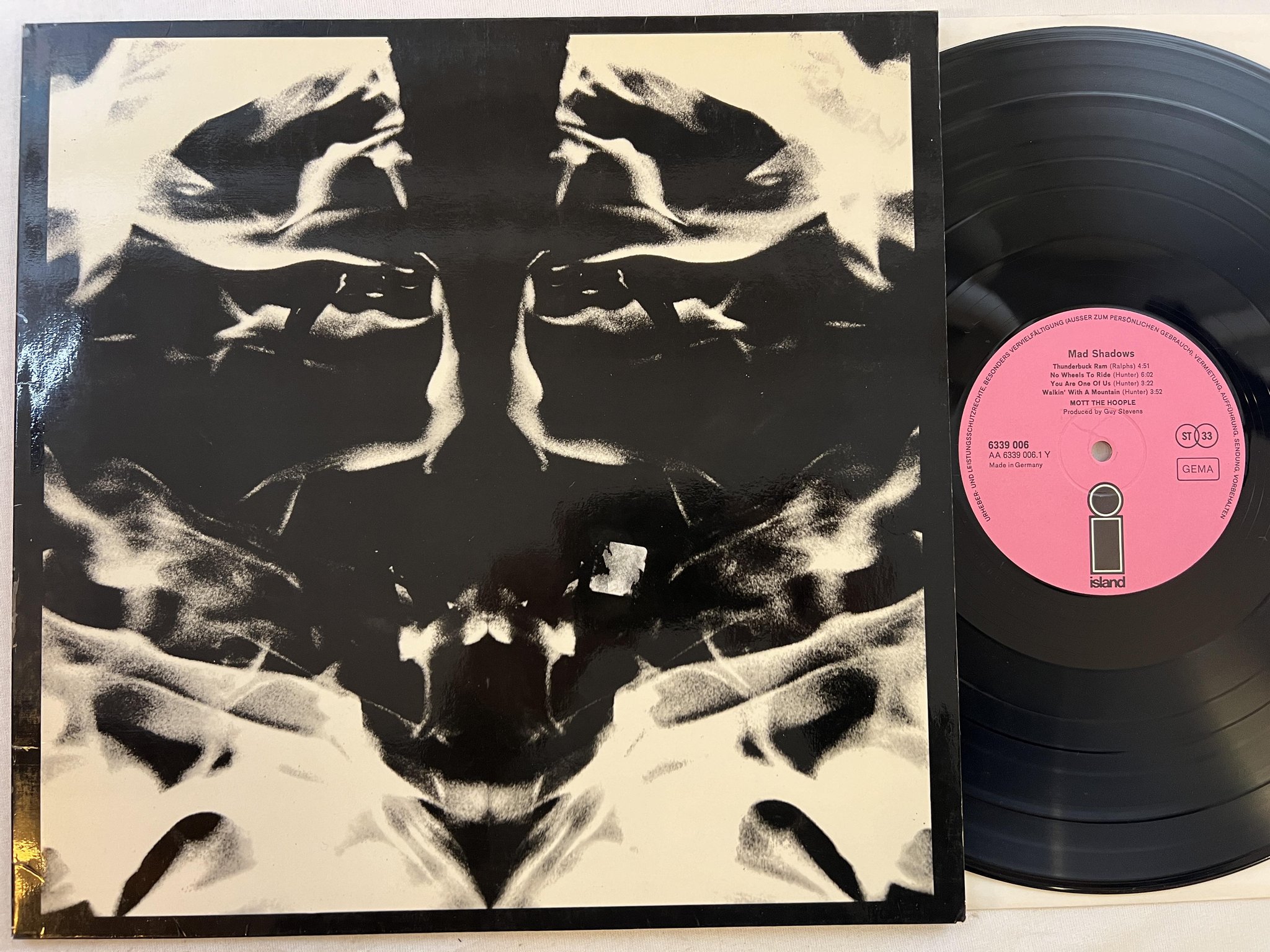 Omslagsbild för skivan MOTT THE HOOPLE mad shadows LP Ger ISLAND 6339 006