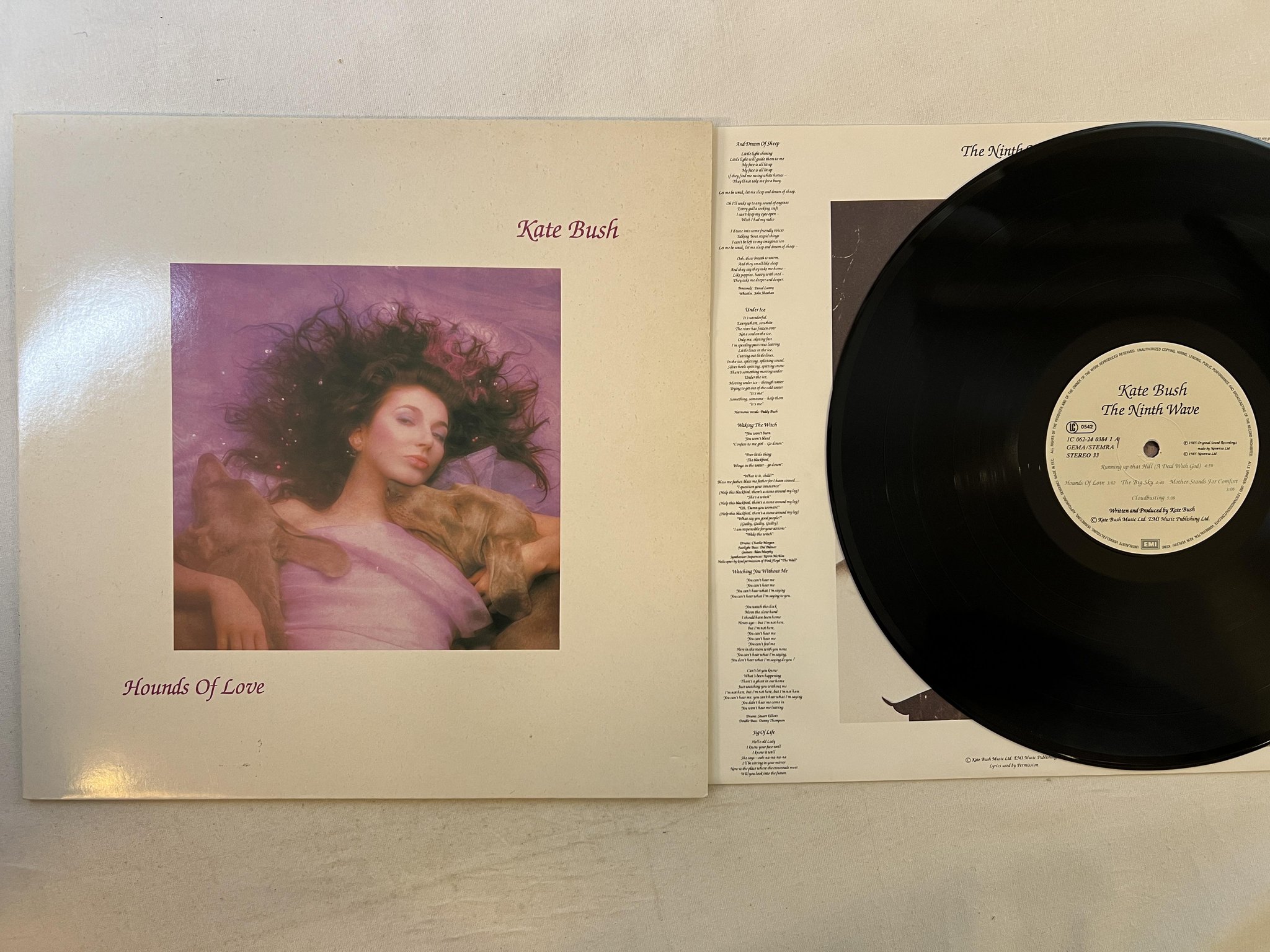 Omslagsbild för skivan KATE BUSH hounds of love LP -86 EMI 062-24 0 3841