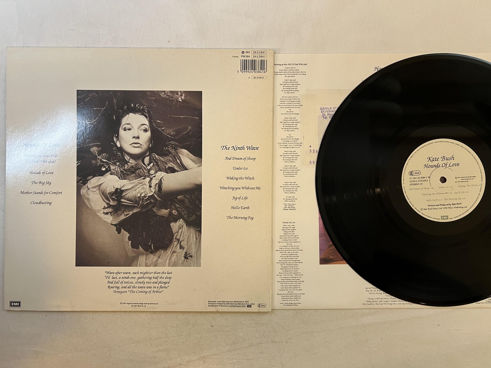 Omslagsbild för skivan KATE BUSH hounds of love LP -86 EMI 062-24 0 3841