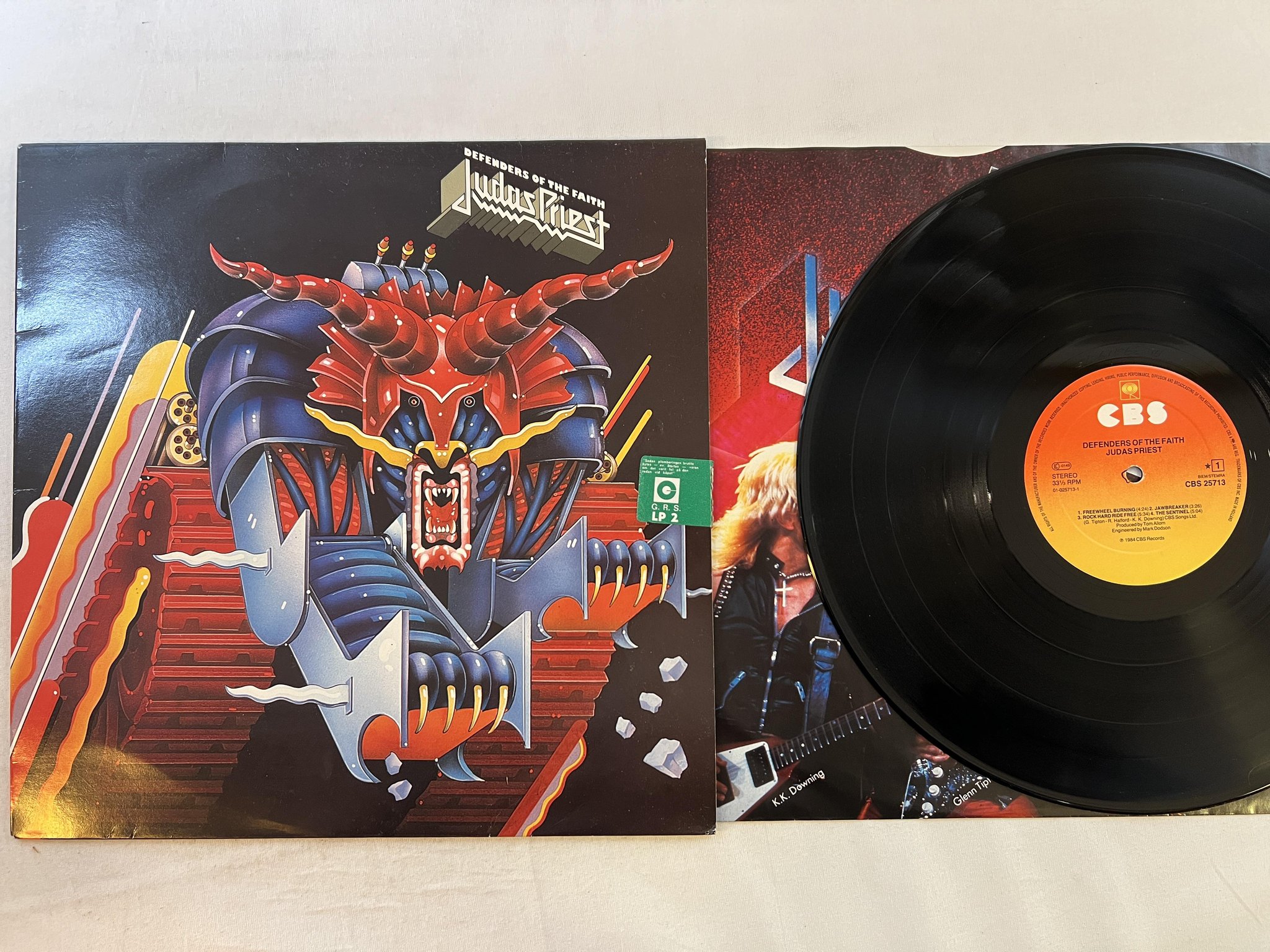 Omslagsbild för skivan JUDAS PRIEST defenders of the faith LP -84 Hol CBS 25713