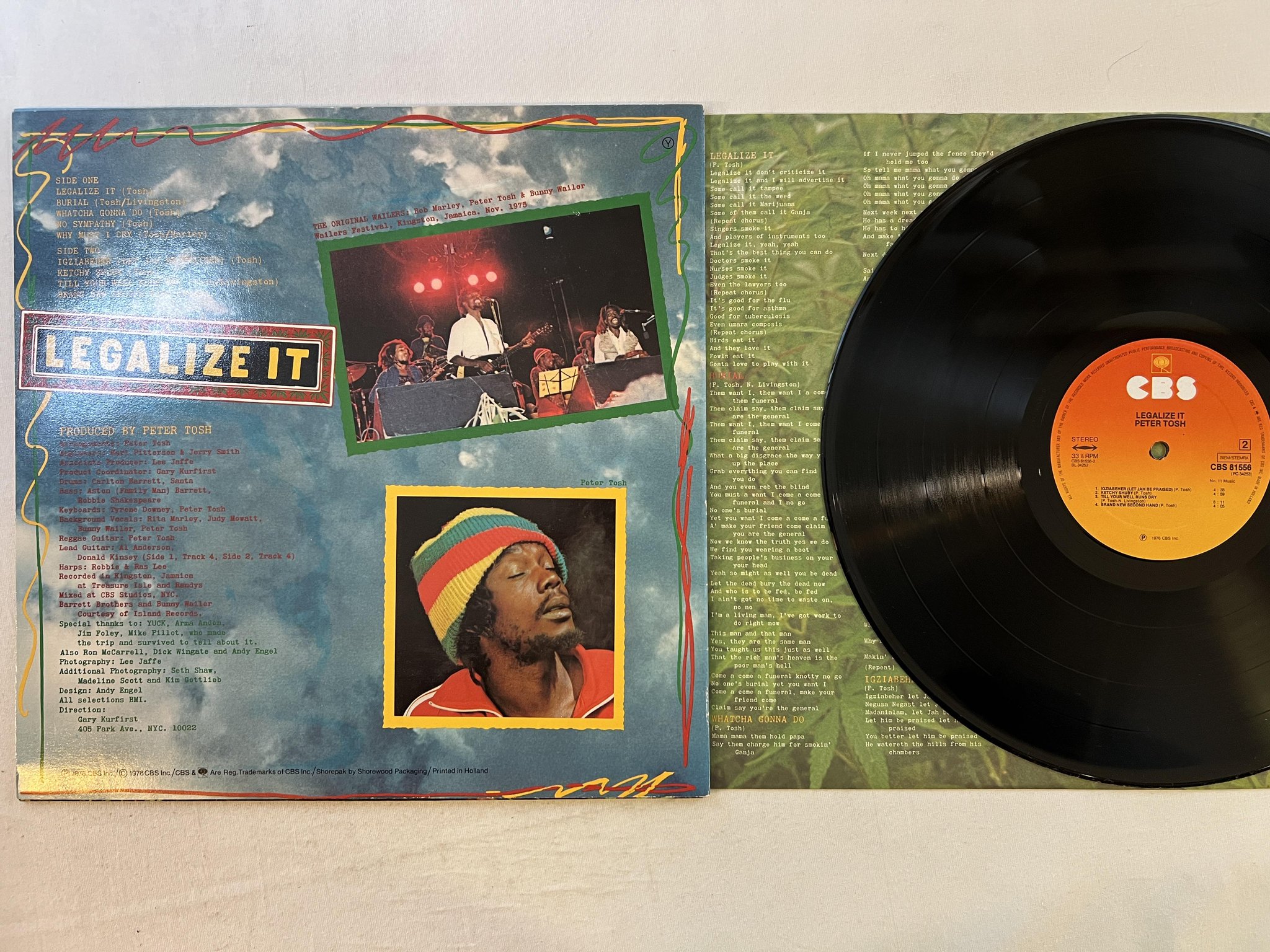 Omslagsbild för skivan PETER TOSH legalize it LP -76 Hol CBS 81556