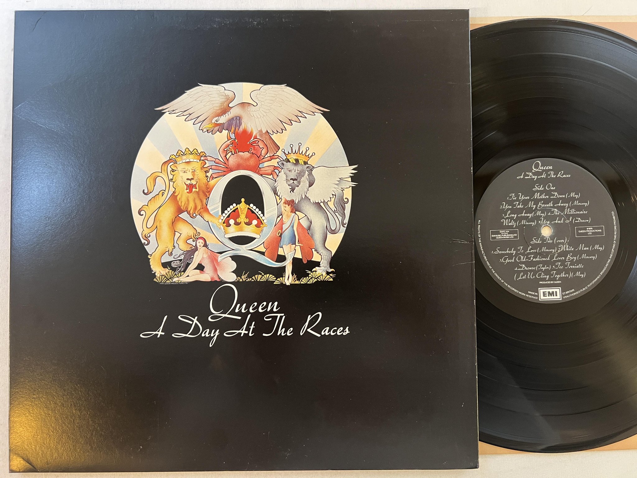 Omslagsbild för skivan QUEEN a day at the races LP -76 UK EMI EMTC 104