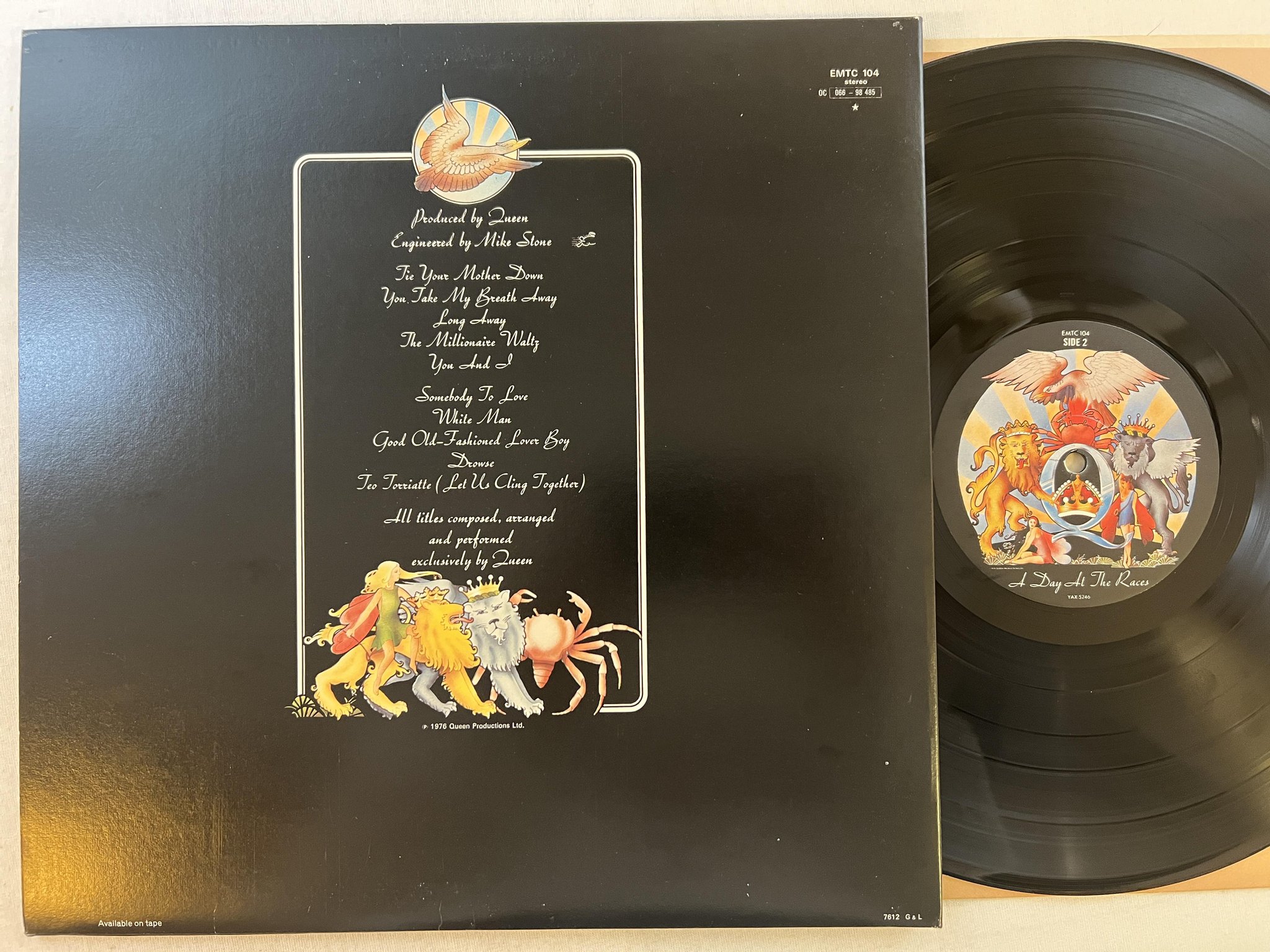 Omslagsbild för skivan QUEEN a day at the races LP -76 UK EMI EMTC 104