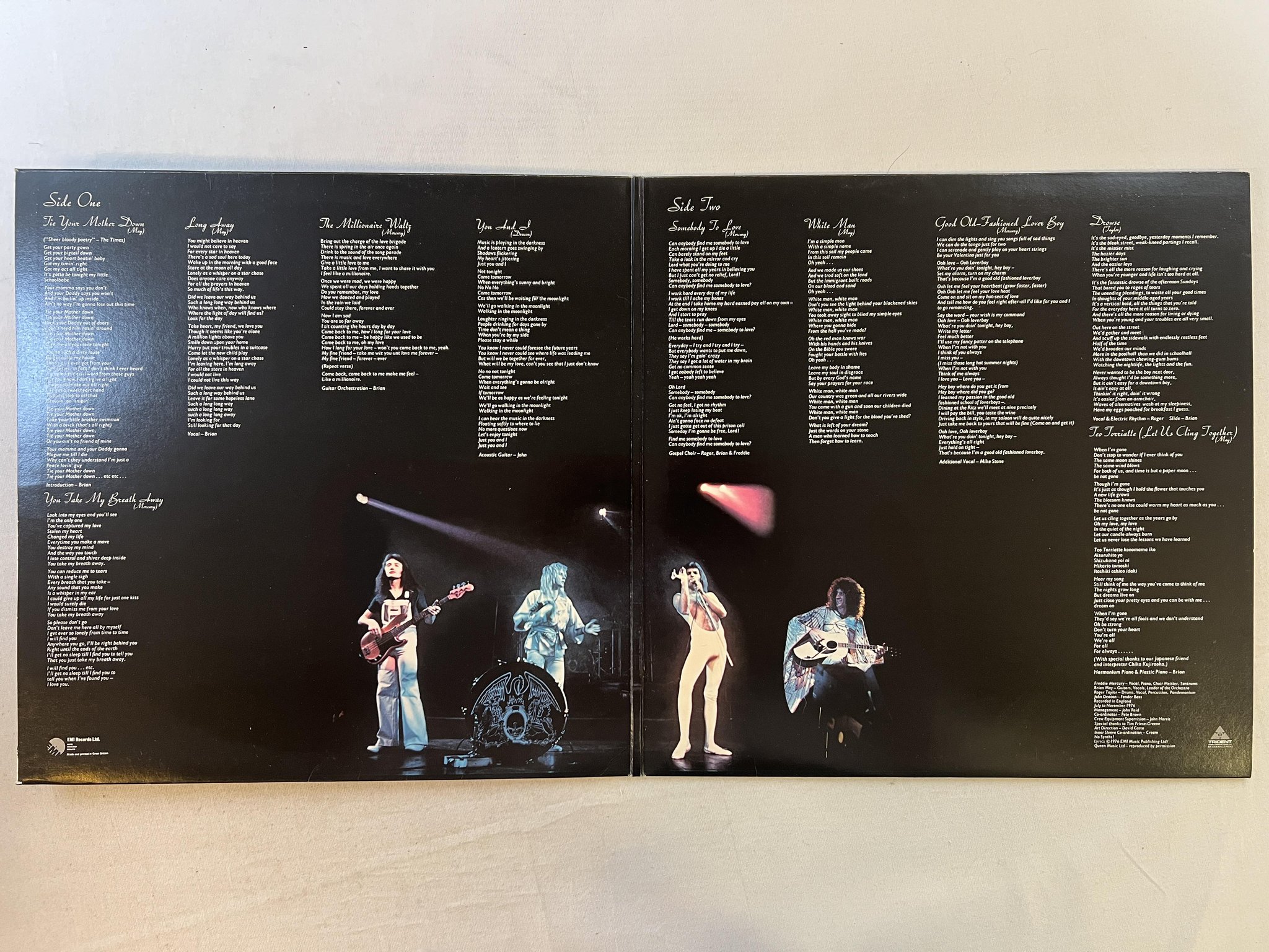 Omslagsbild för skivan QUEEN a day at the races LP -76 UK EMI EMTC 104