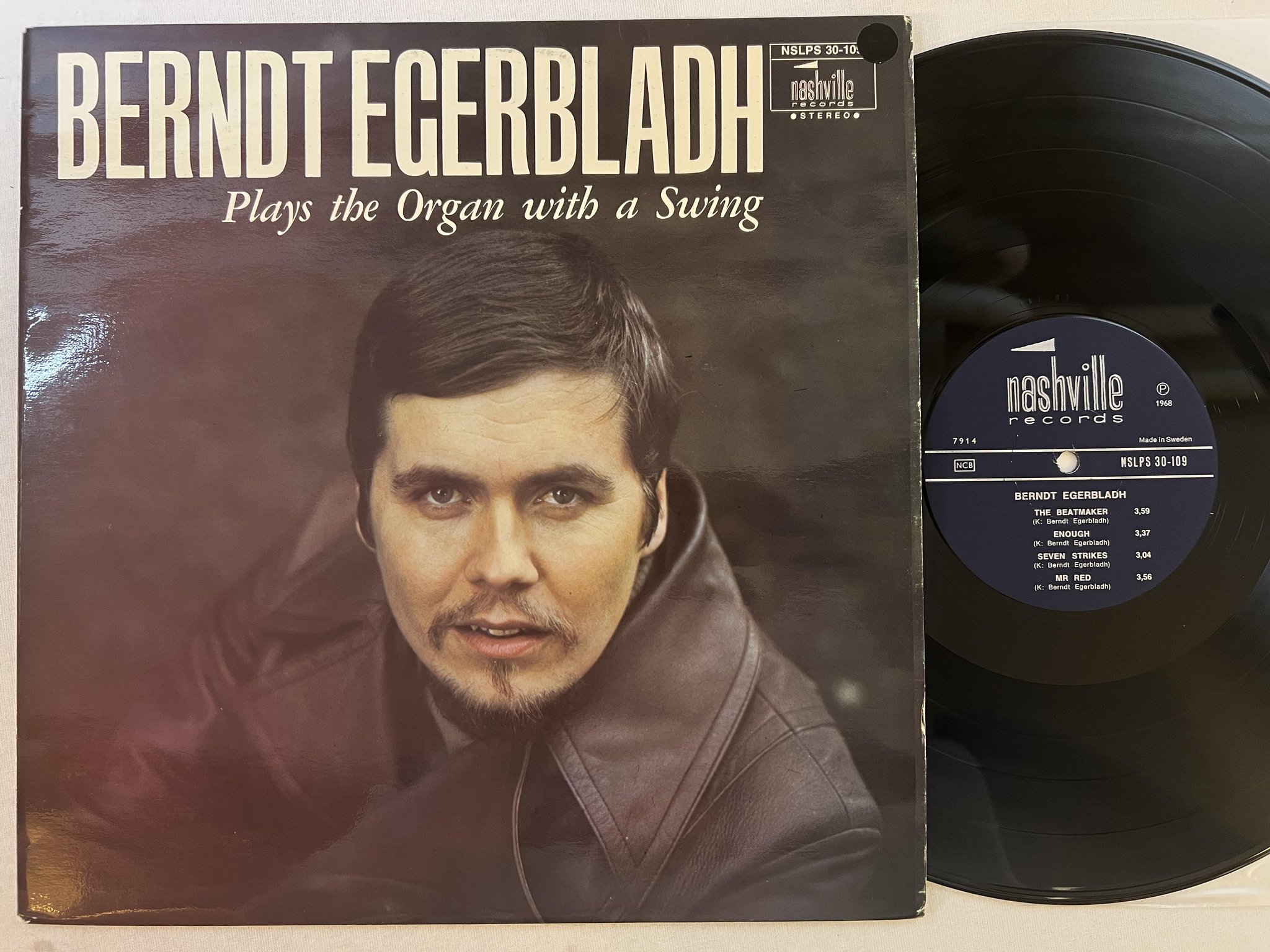 Omslagsbild för skivan BERNDT EGERBLADH plays the organ with a swing LP -68 Swe NASHVILLE NSLPS 30-109