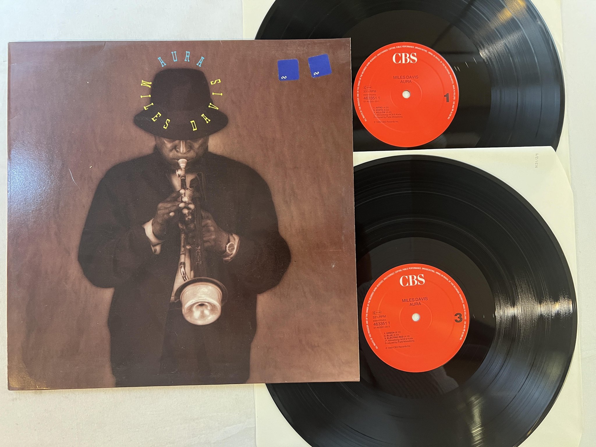 Omslagsbild för skivan MILES DAVIS aura 2xLP -89 Hol CBS 463351 1