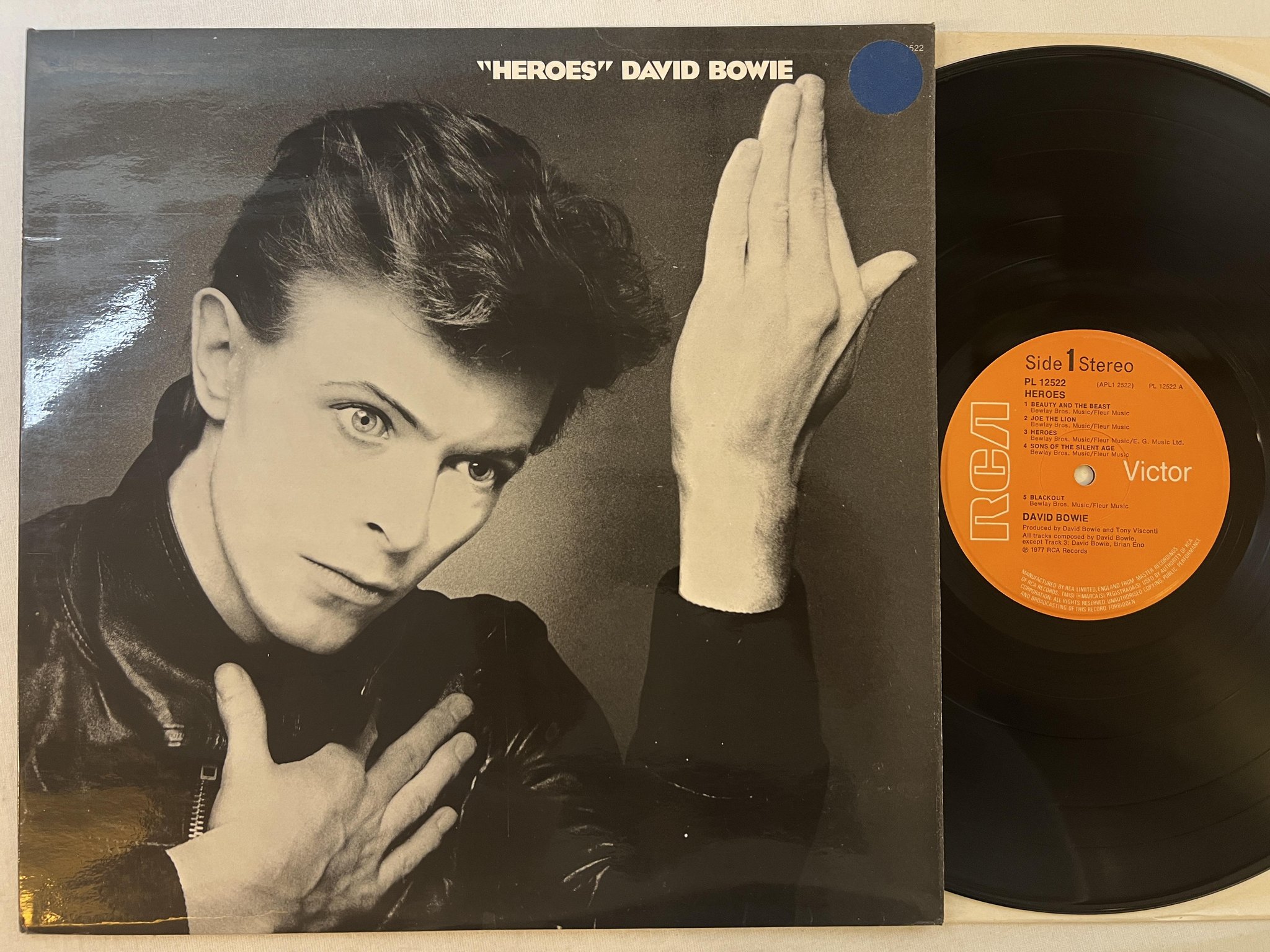 Omslagsbild för skivan DAVID BOWIE heroes LP -77 UK RCA PL 12522 w/ insert